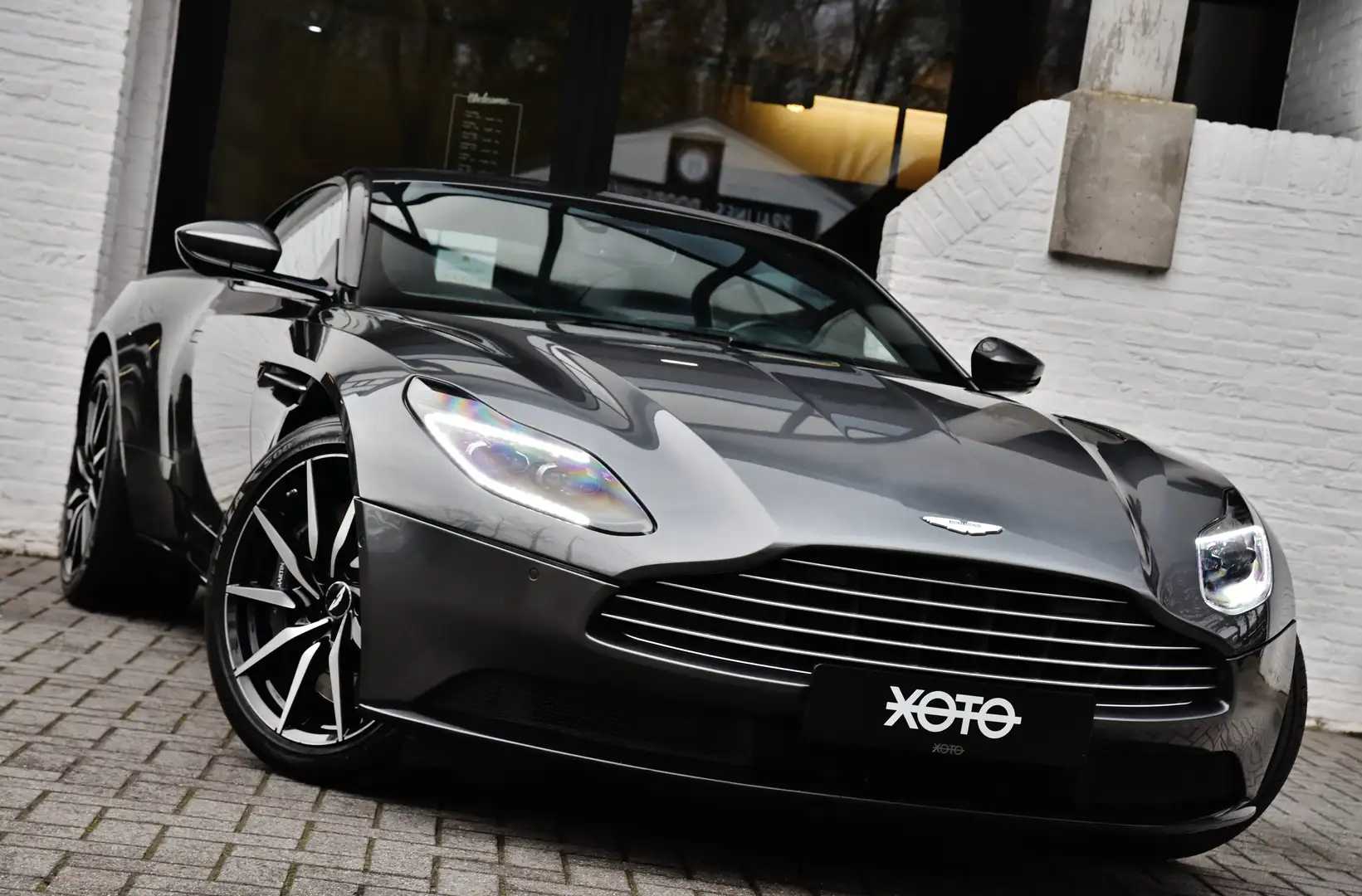 Aston Martin DB11 V8 COUPE ***1HD / FULL ASTON MARTIN HISTORY*** - 2
