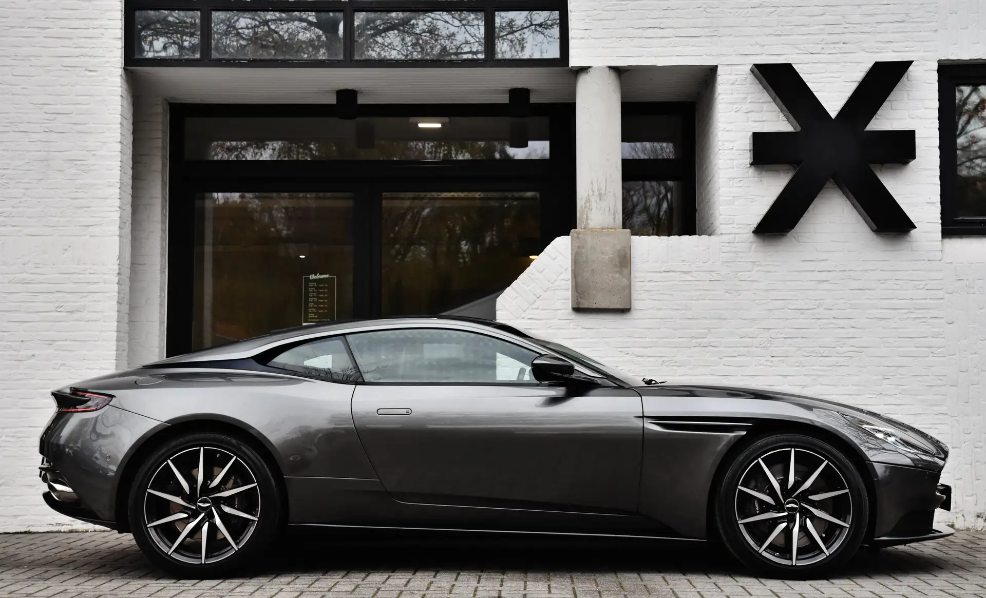 애스턴마틴 DB11 V8 2020 실버 사진 3