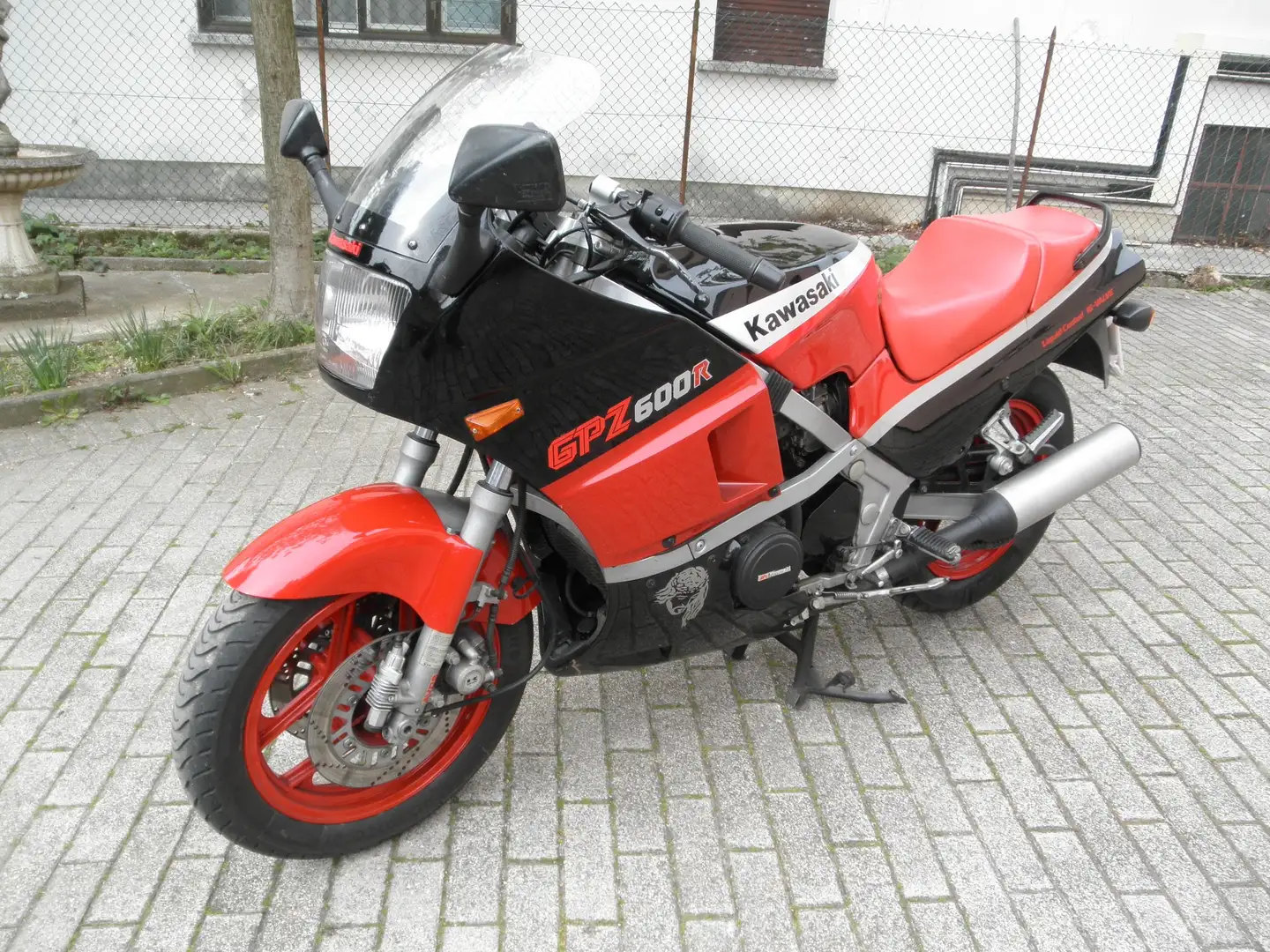 Kawasaki GPZ 600 R Red - 1