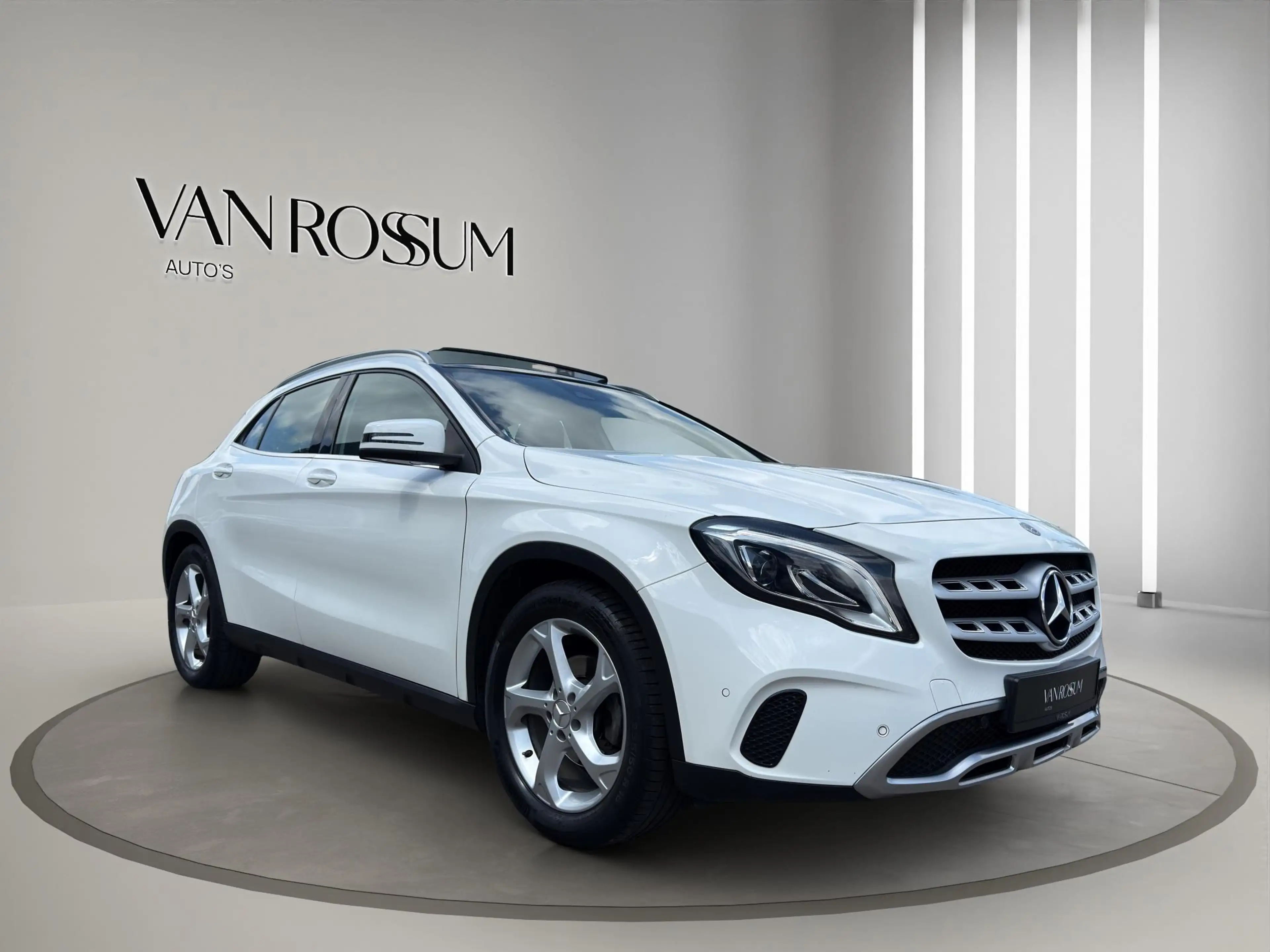 Mercedes-Benz GLA 180 Premium | Pano | Leder sportstoelen | Camera | 18"