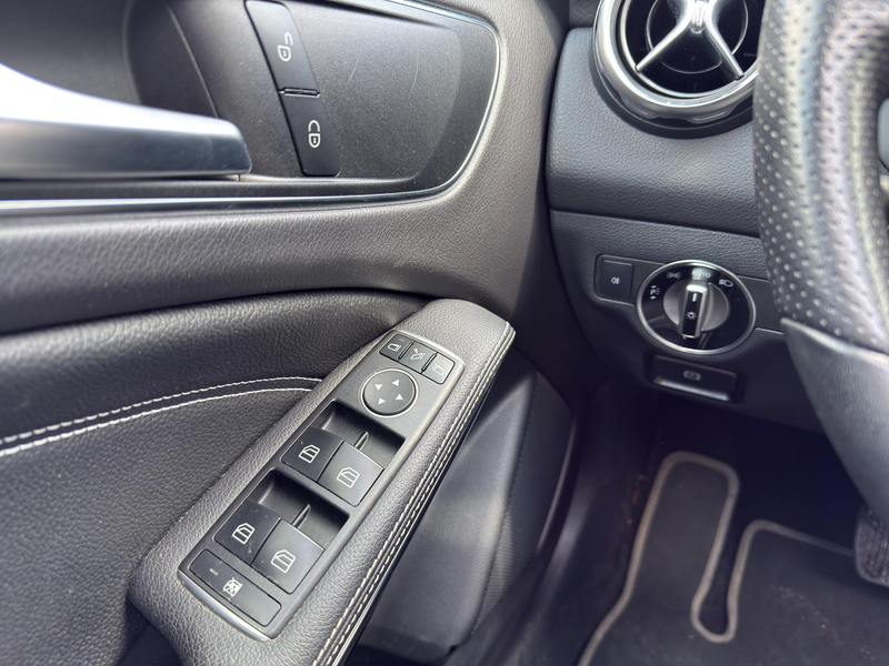 Mercedes-Benz GLA 180 Premium | Pano | Leder sportstoelen | Camera | 18" — photo 15