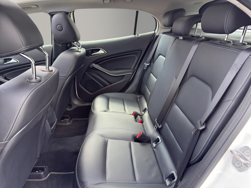 Mercedes-Benz GLA 180 Premium | Pano | Leder sportstoelen | Camera | 18" — photo 12