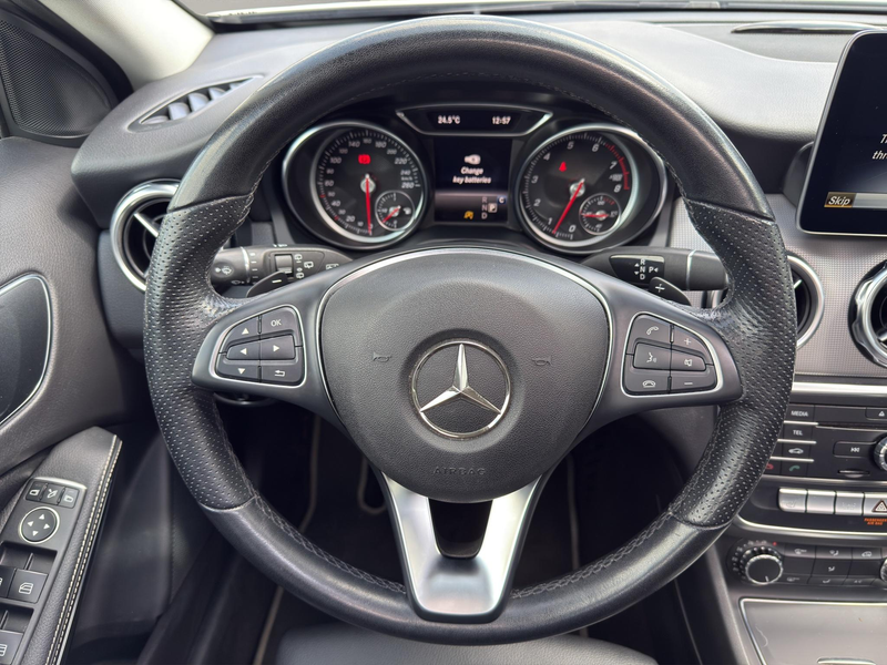 Mercedes-Benz GLA 180 Premium | Pano | Leder sportstoelen | Camera | 18" — photo 13