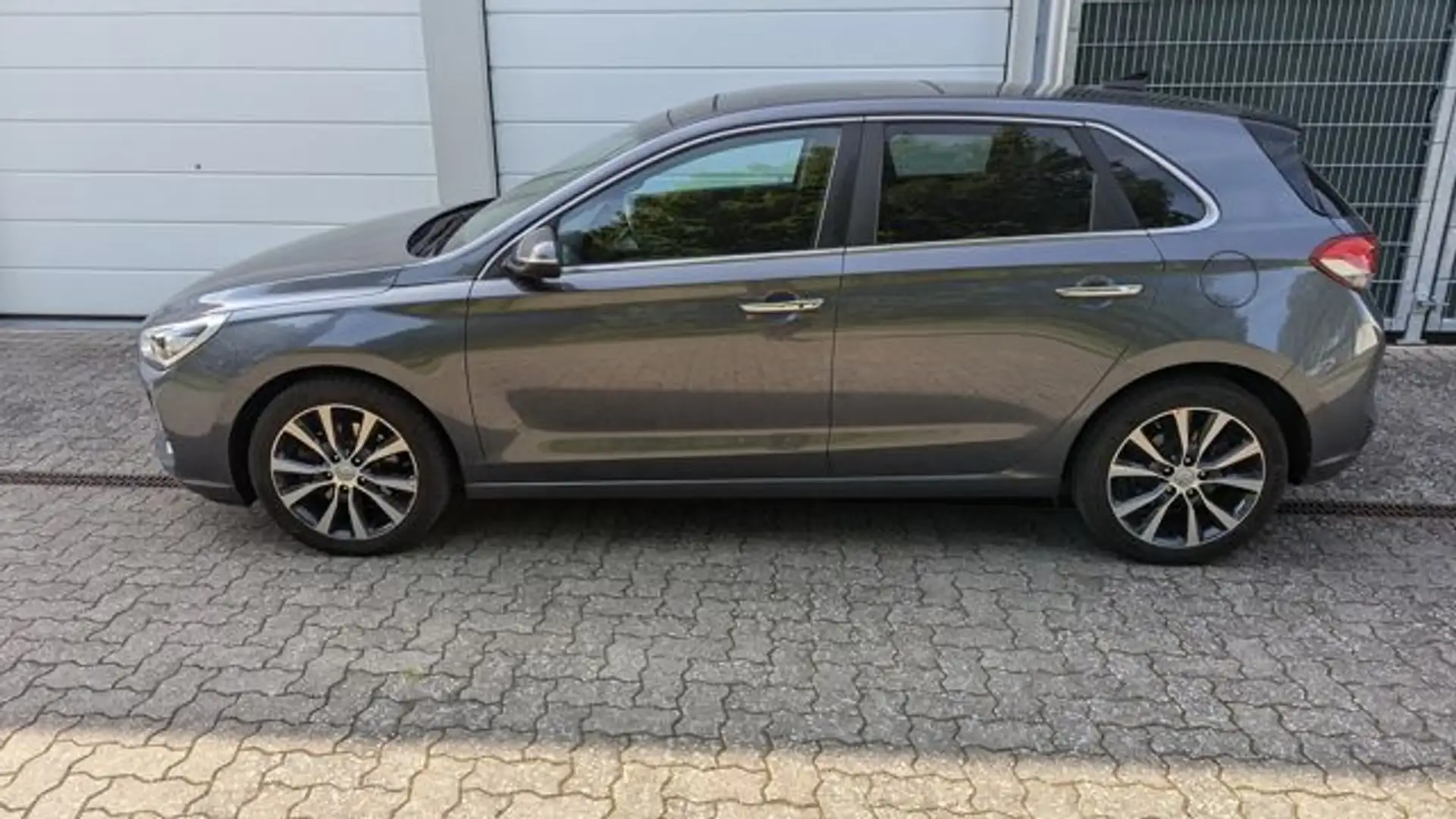 Hyundai i30 1.6 CRDi Limousine Premium*Panorama*Kamera* Grau - 2