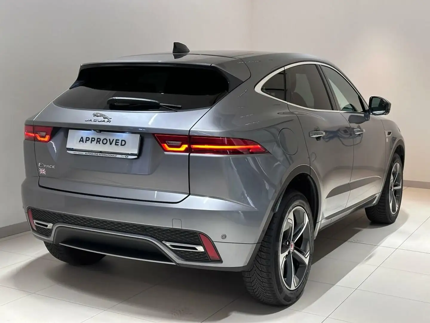 Jaguar E-Pace 2.0 D163 R-Dynamic SE awd auto Grijs - 2