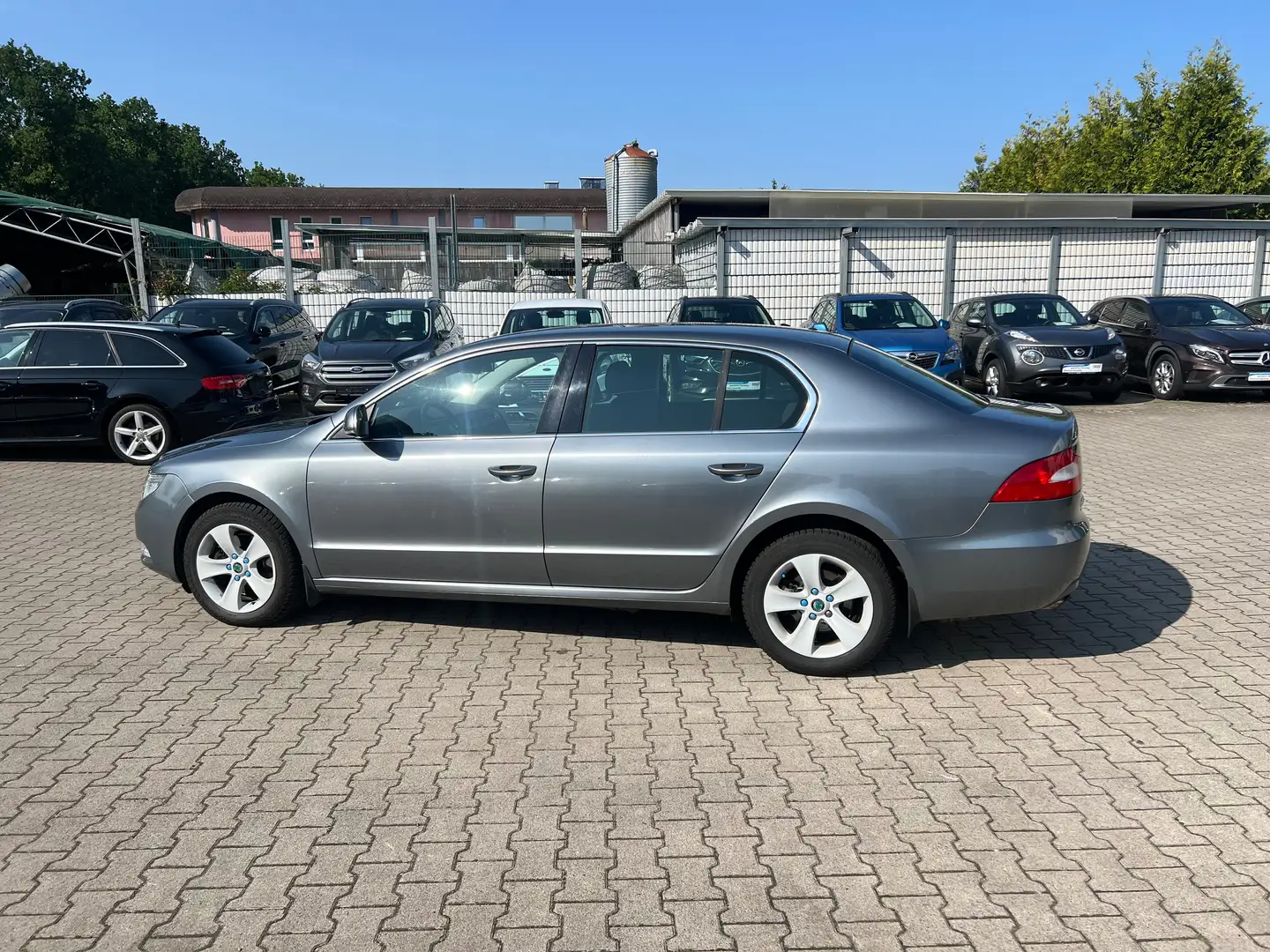 Skoda Superb Limousine 2.0 TDI Ambition *SHZ *PDC Grau - 2