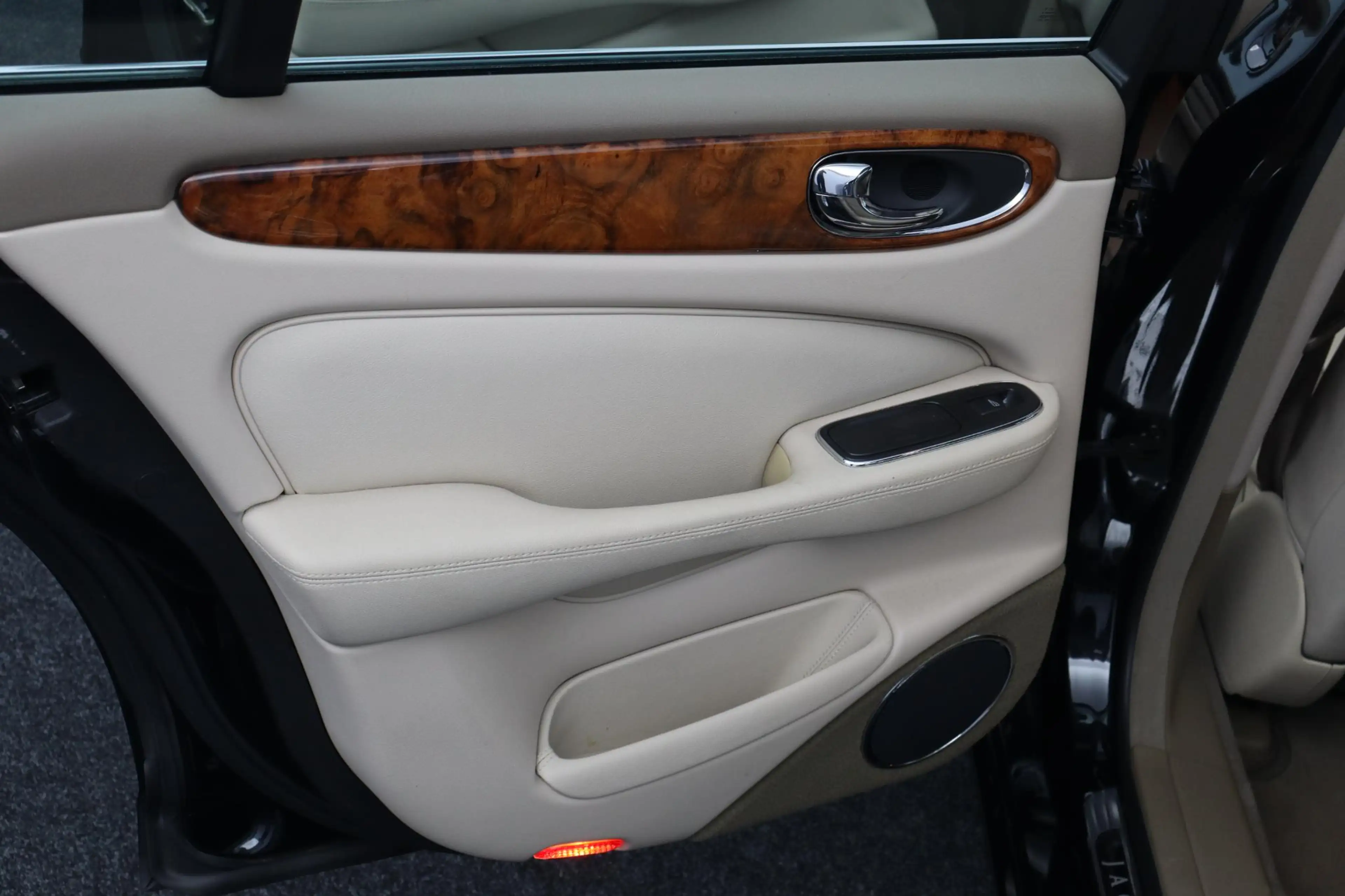 Jaguar XJ 3.0 V6 — photo 12