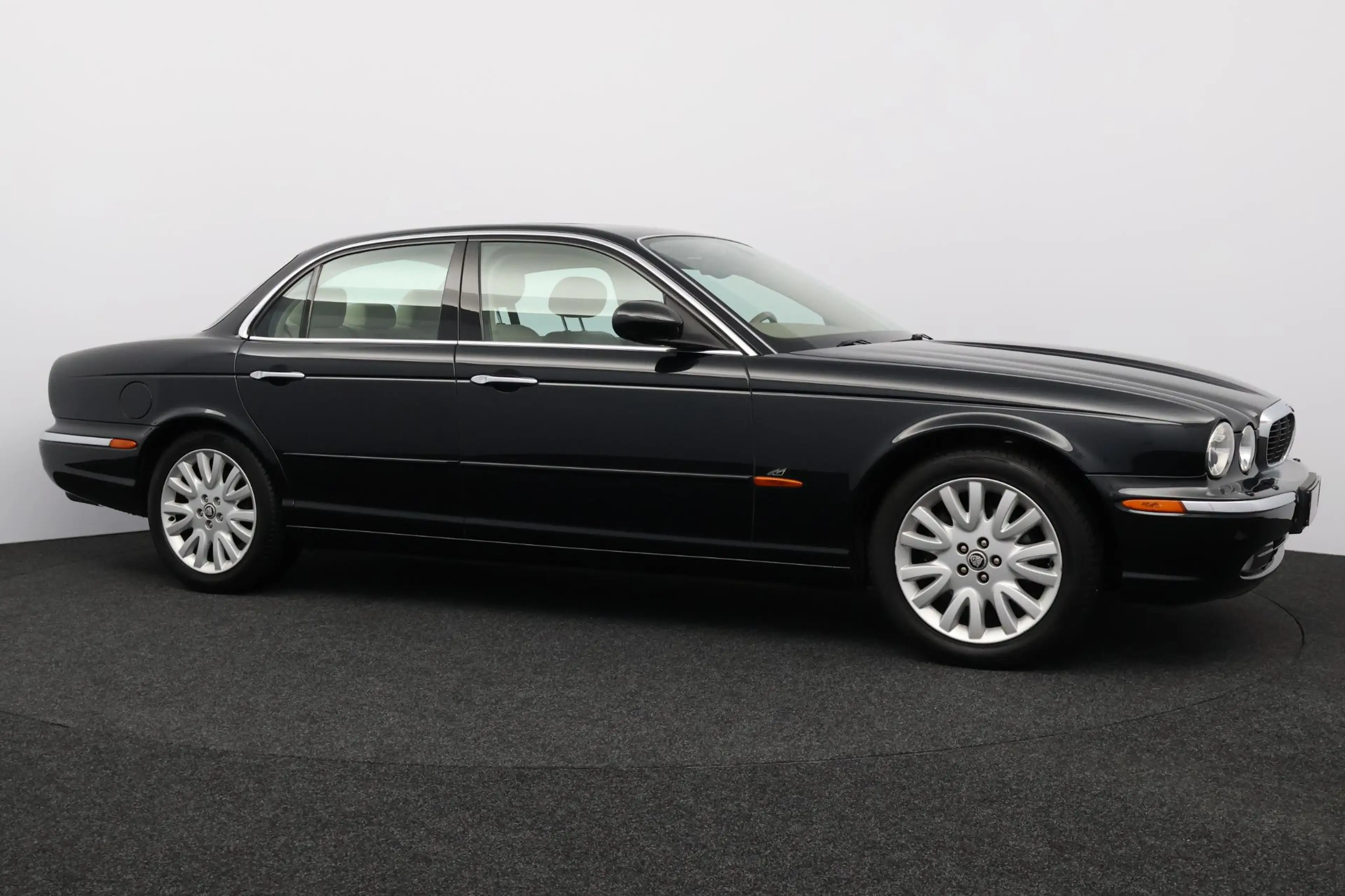 Jaguar XJ 3.0 V6 — photo 8