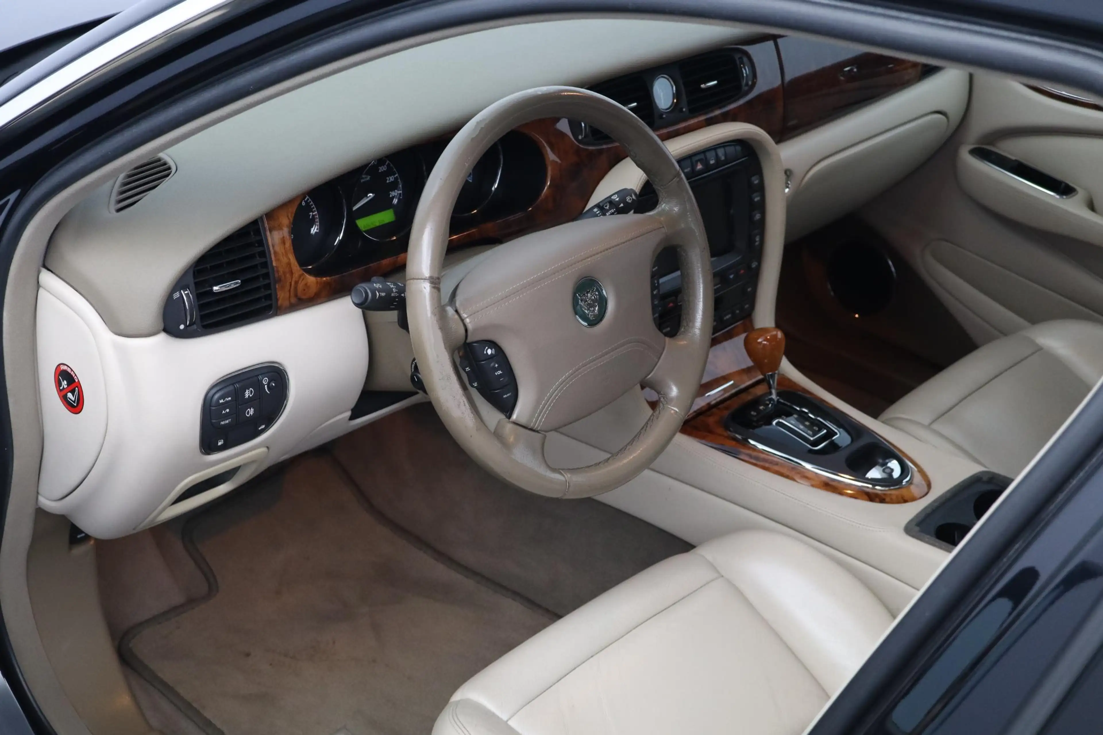 Jaguar XJ 3.0 V6 — photo 4