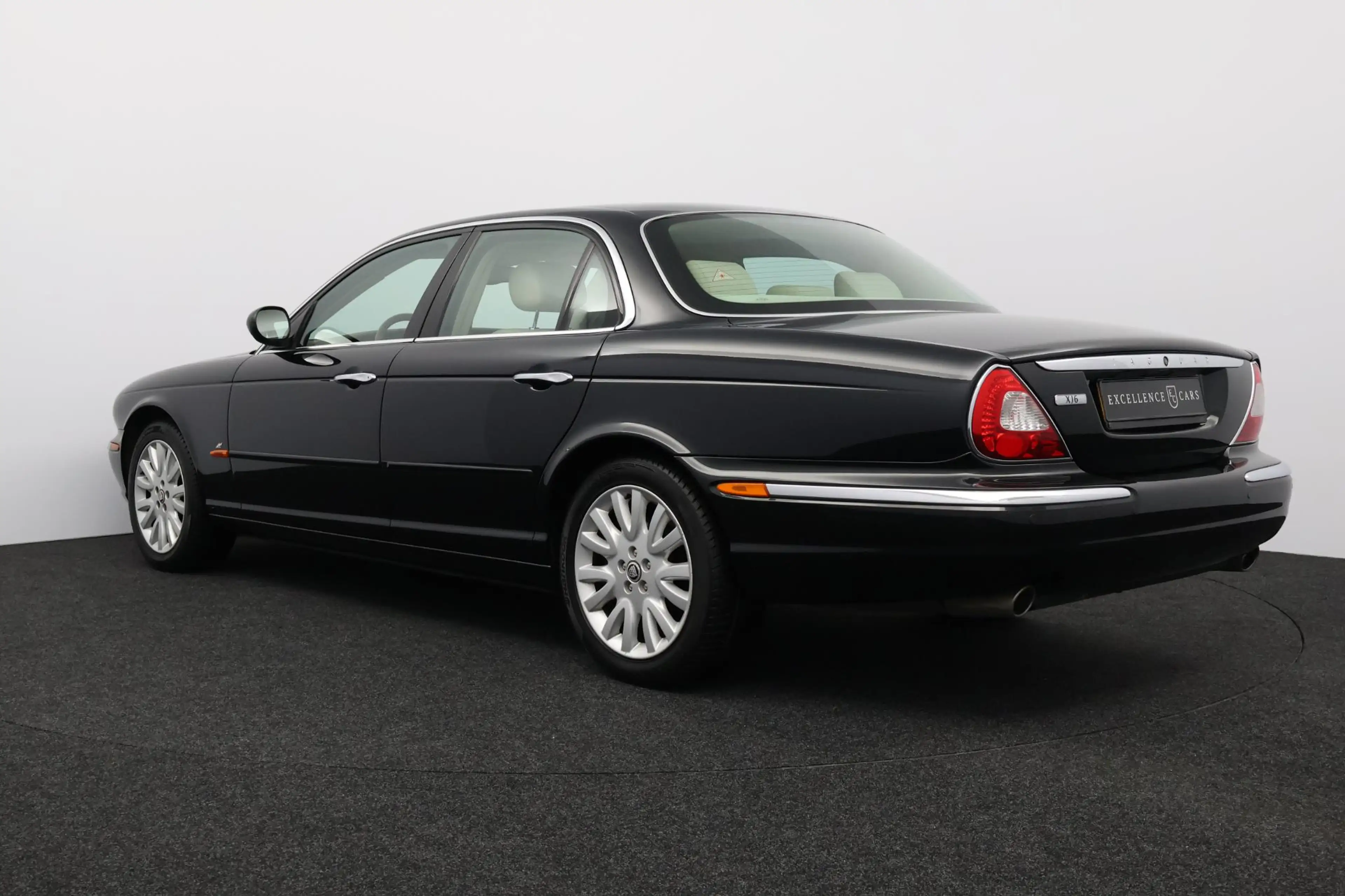 Jaguar XJ 3.0 V6 — photo 28