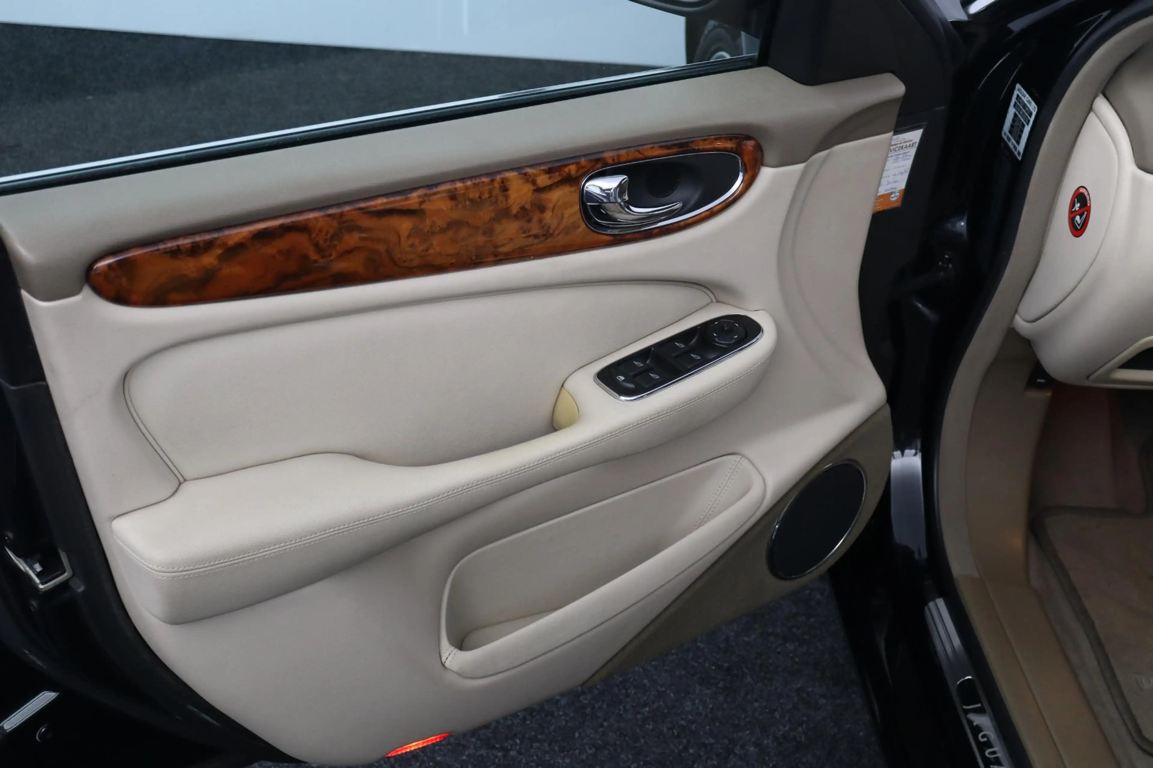 Jaguar XJ 3.0 V6 — photo 11