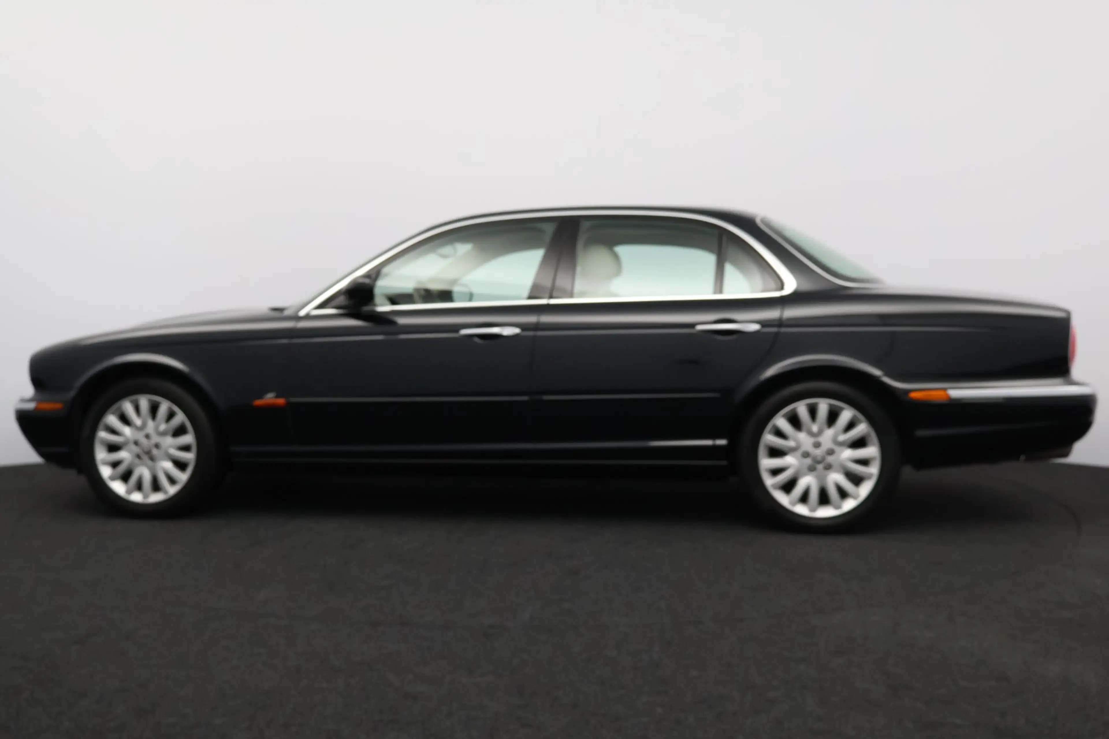 Jaguar XJ 3.0 V6 — photo 26