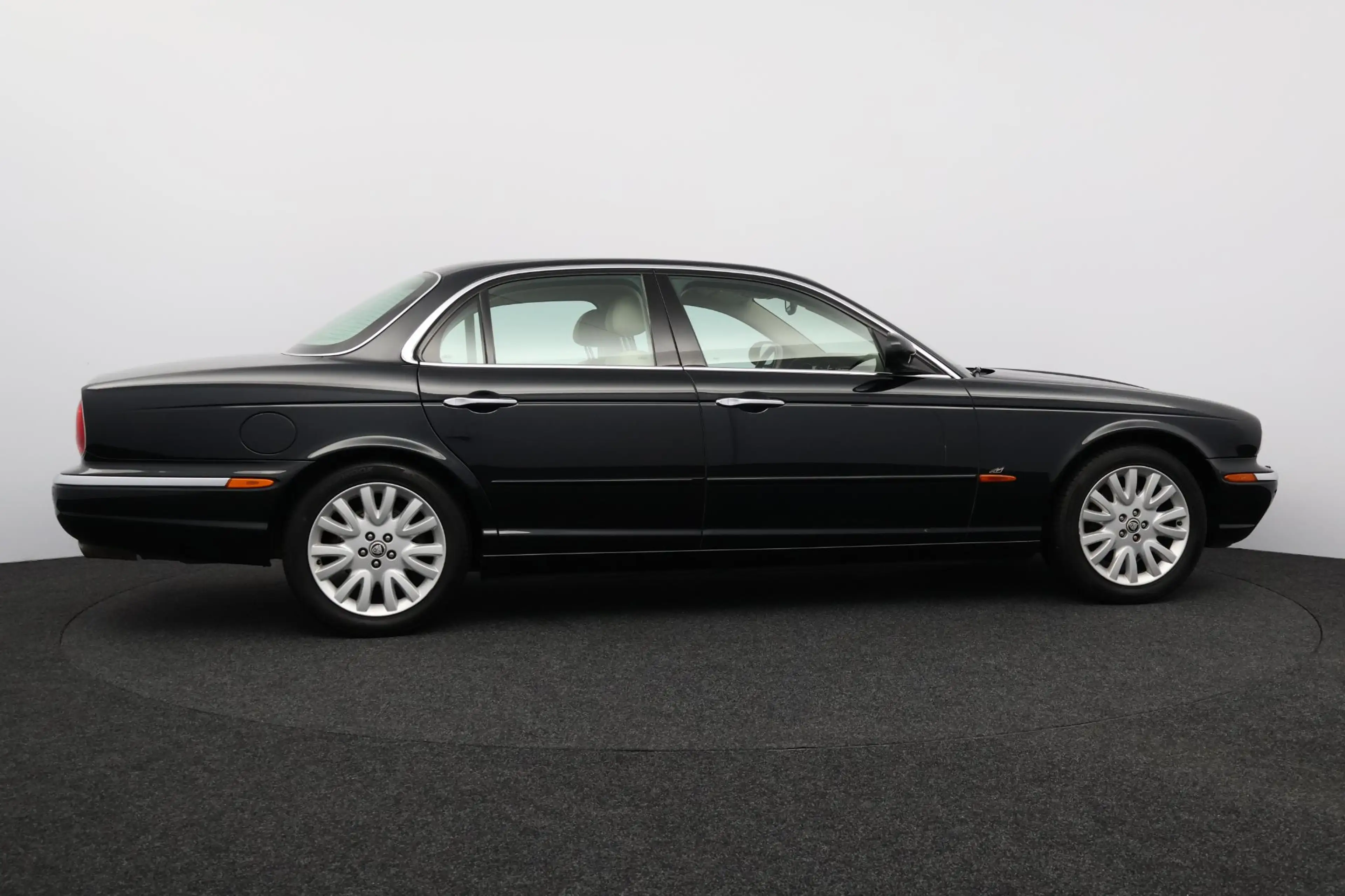 Jaguar XJ 3.0 V6 — photo 30