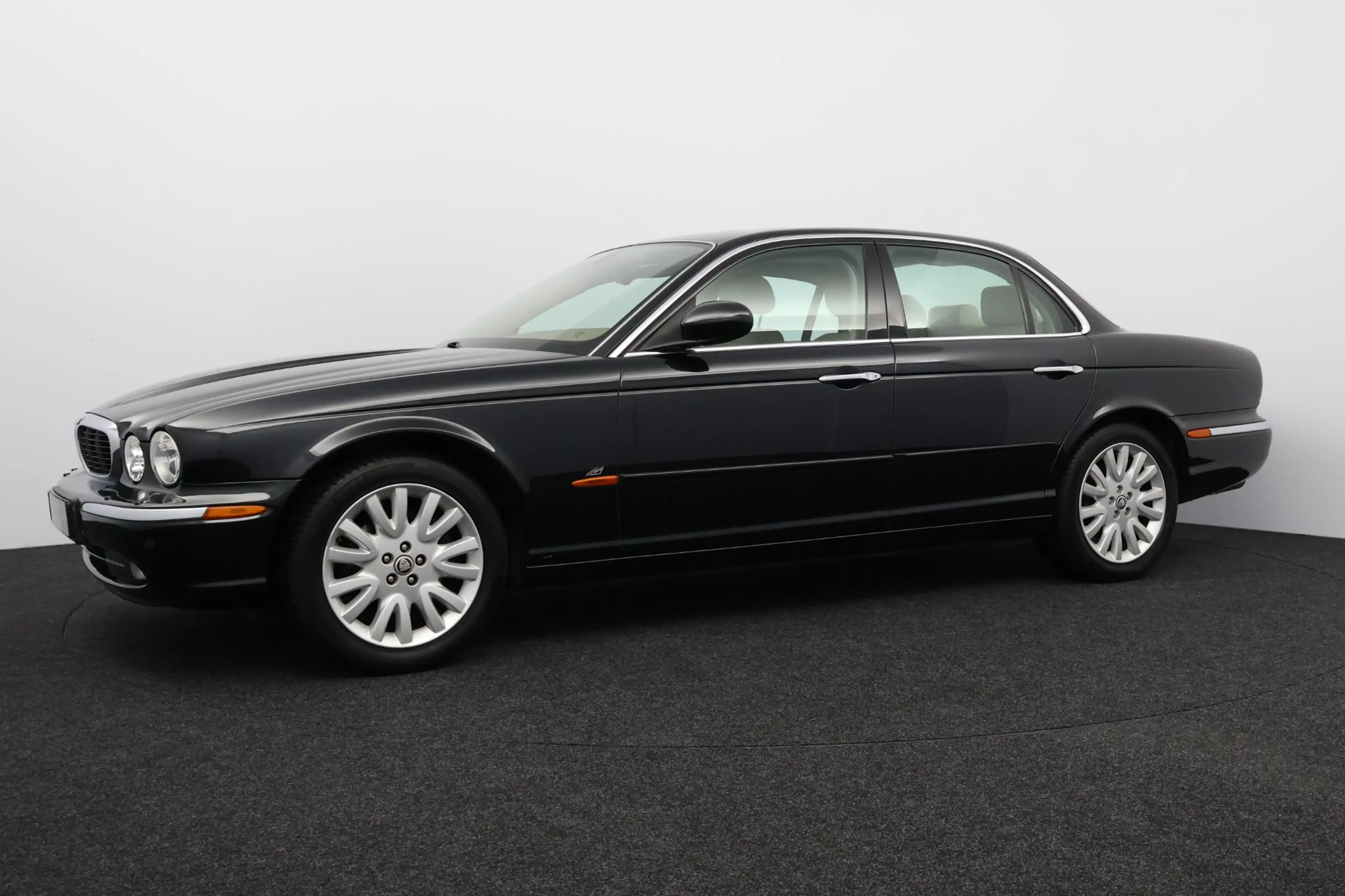 Jaguar XJ 3.0 V6 — photo 25