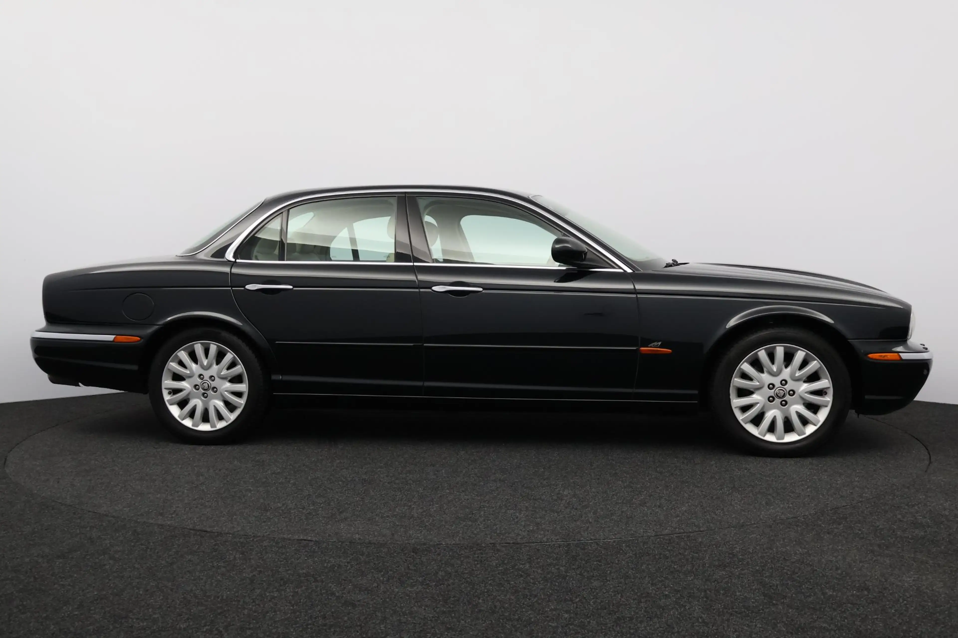 Jaguar XJ 3.0 V6 — photo 29