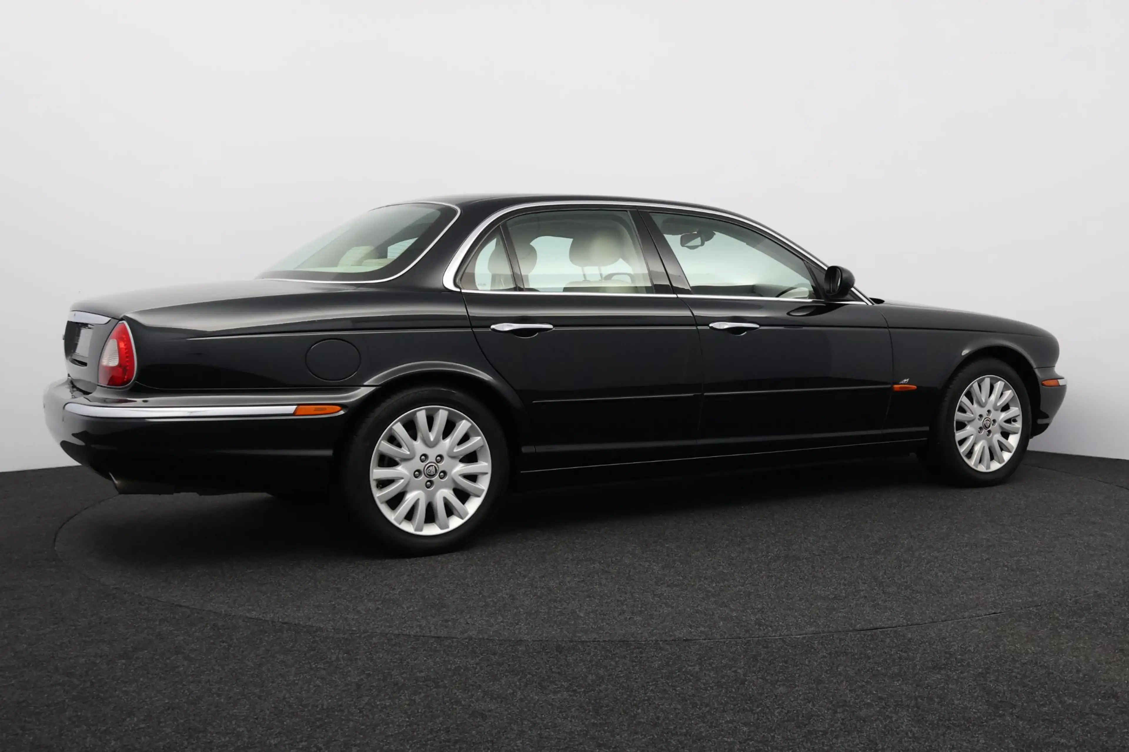 Jaguar XJ 3.0 V6 — photo 27