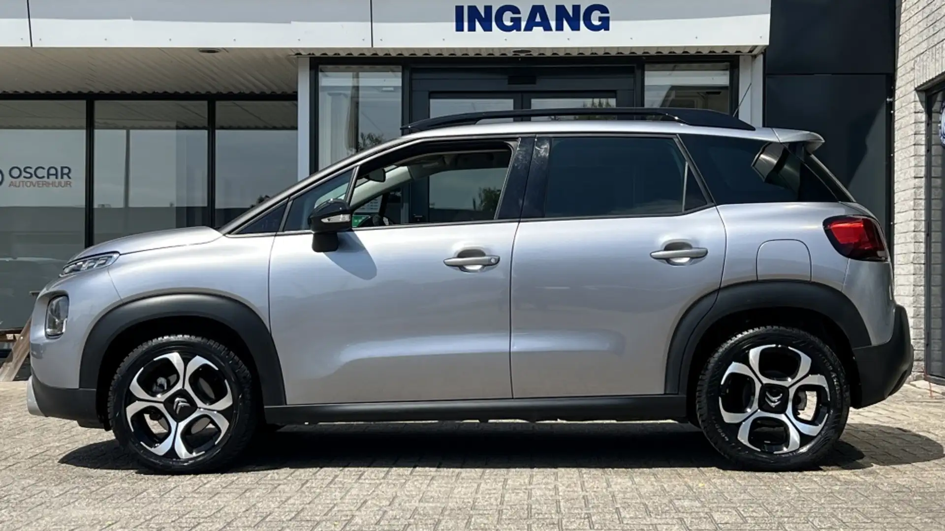 Citroen C3 Aircross 1.2 PT S&S Shine Grijs - 2