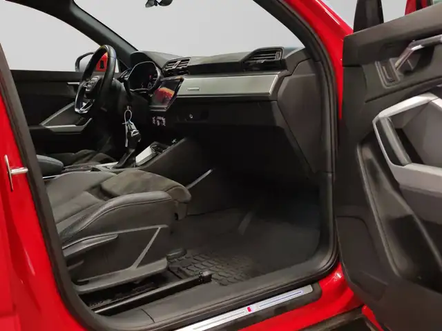 Audi Q3 view 9