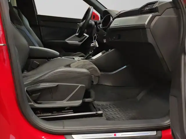 Audi Q3 view 11
