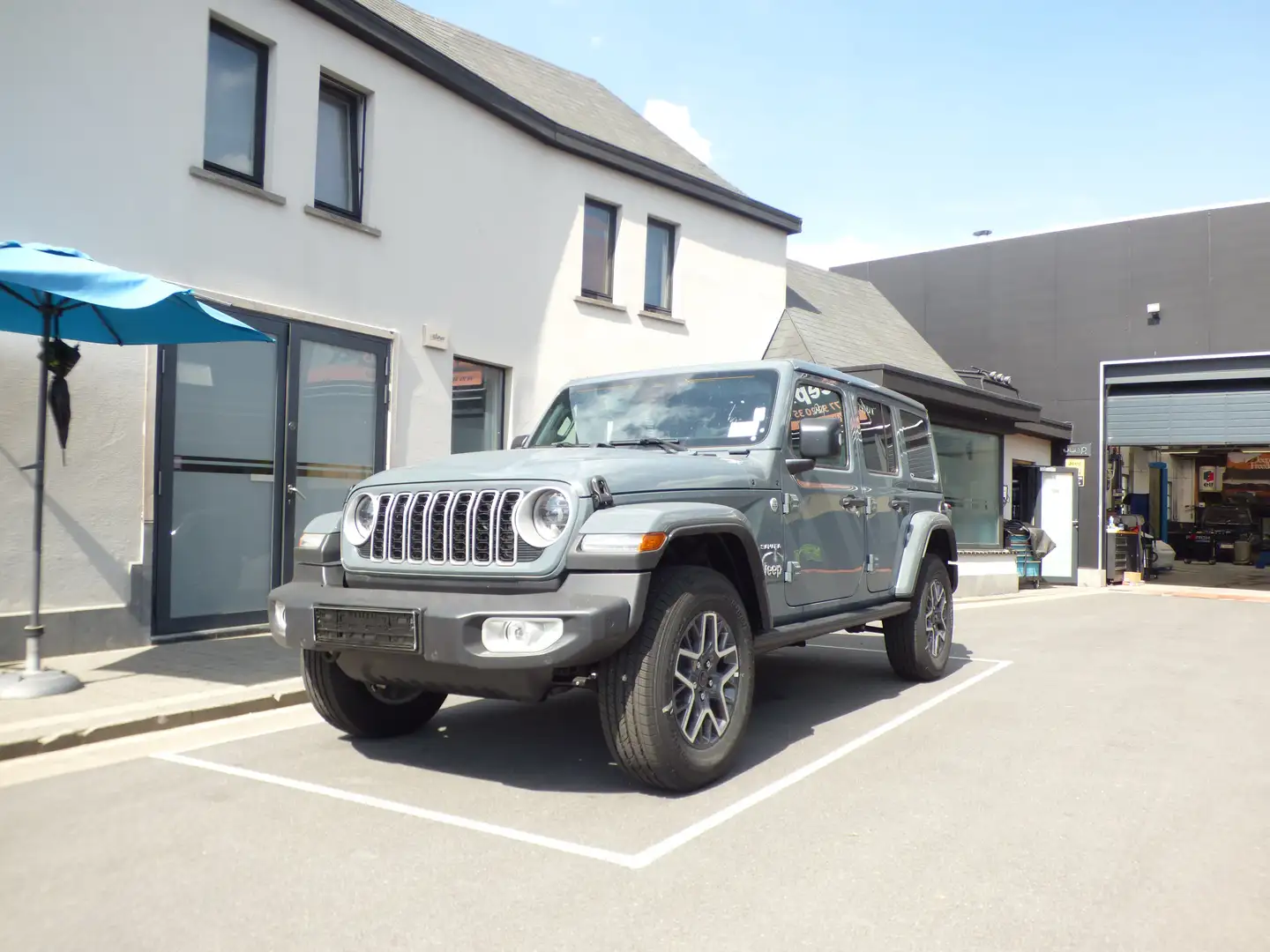 Jeep Wrangler Unlimited Sahara edition Benzine **10km** Grijs - 1