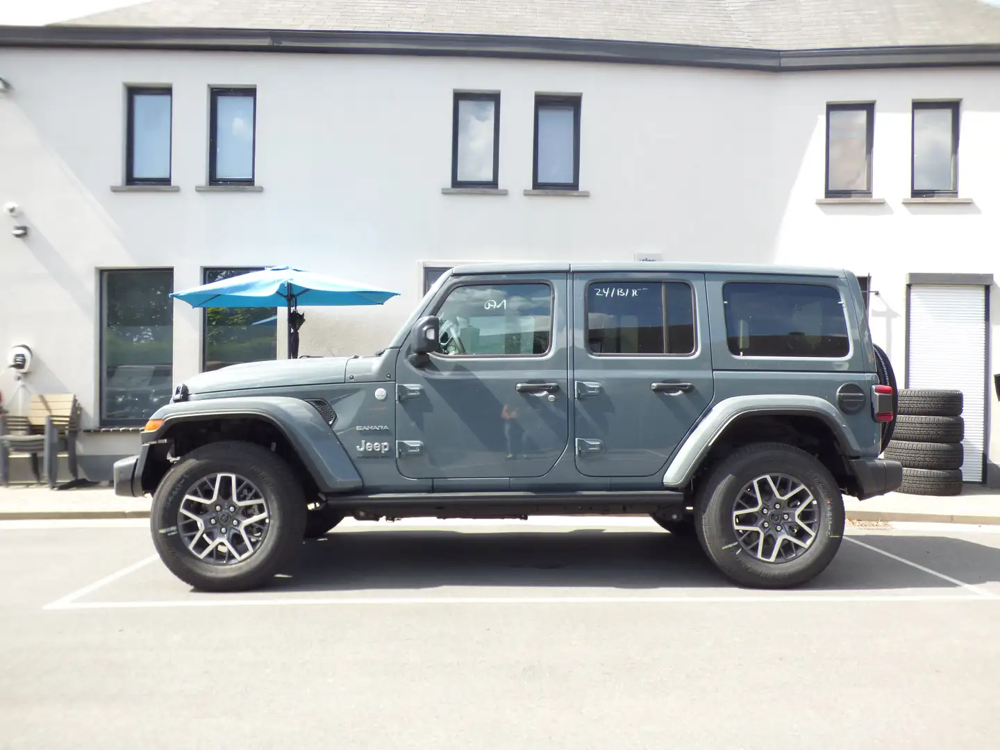 Jeep Wrangler Unlimited Sahara edition Benzine **10km** Grijs - 2