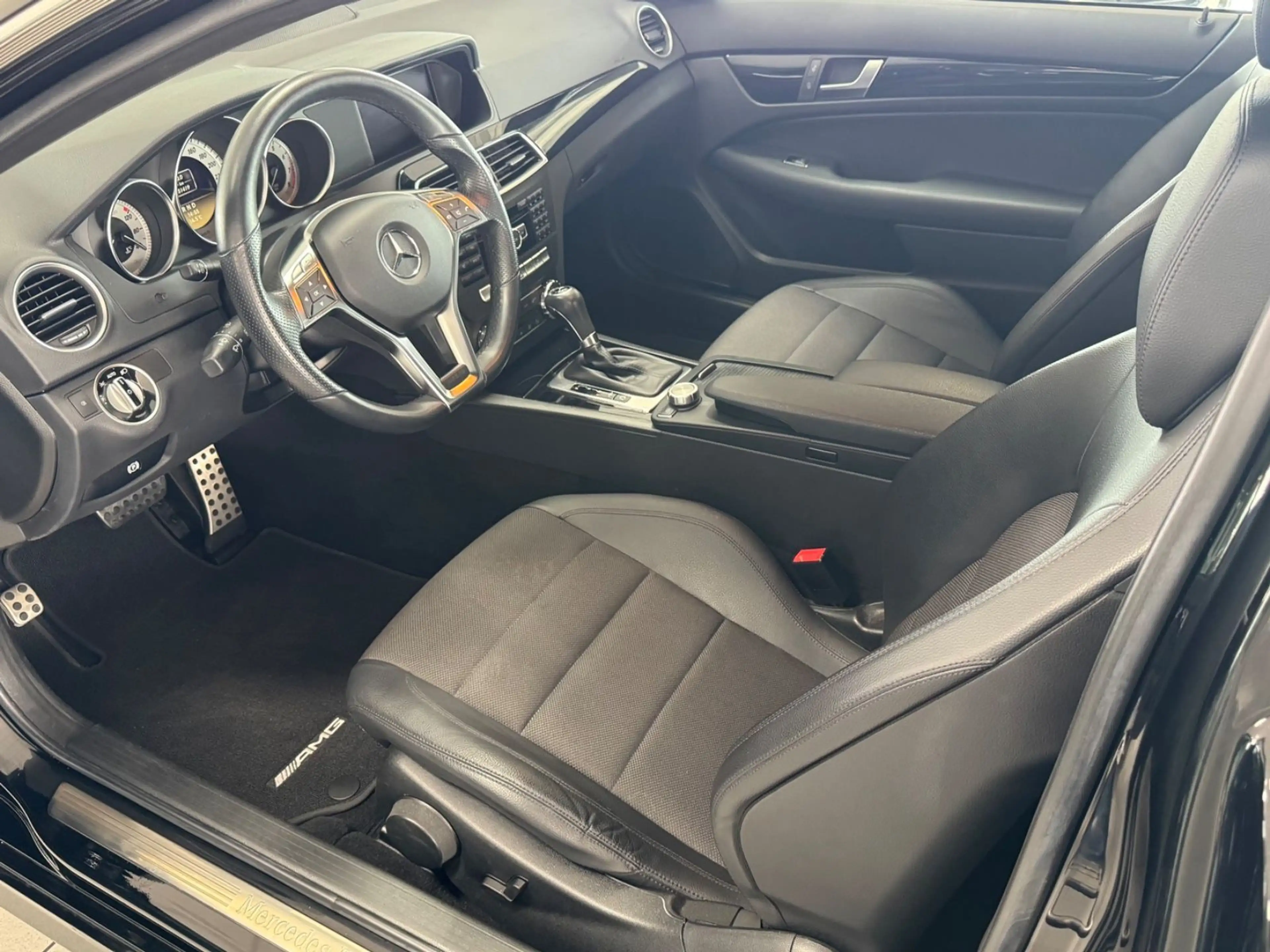 Mercedes-Benz C 250 Coupe CGI BlueEfficiency AMG Line — photo 7