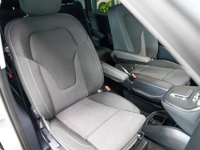 Mercedes-Benz V-Class view 9