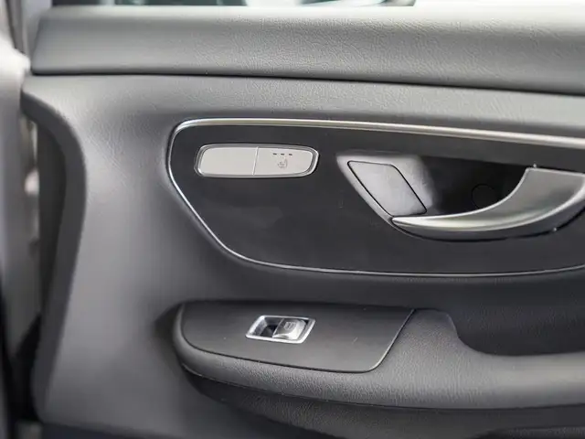 Mercedes-Benz V-Class view 12