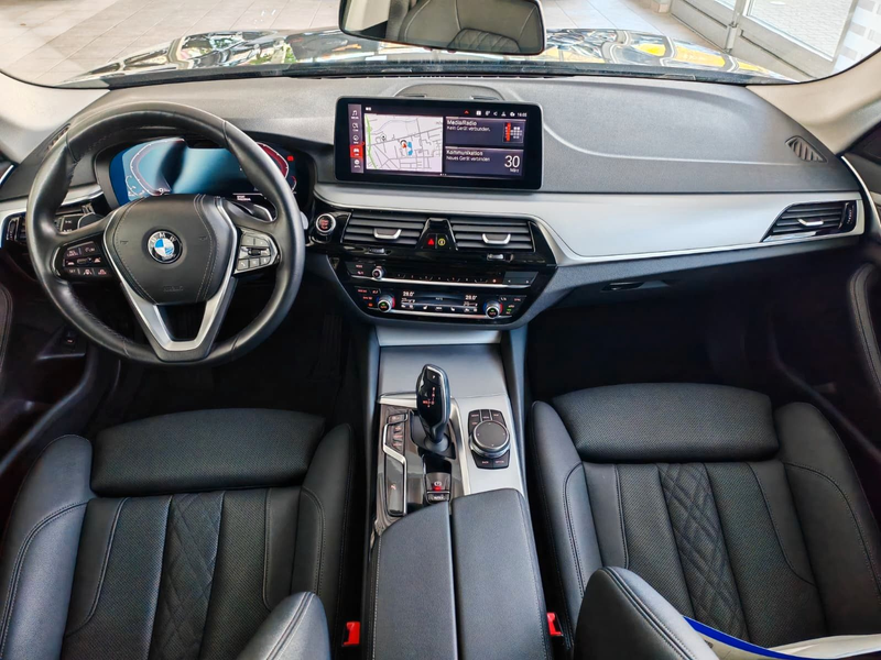 BMW 530 d Tour.  KAM 4xKlima M-Sportfahrwerk HiFi — photo 12