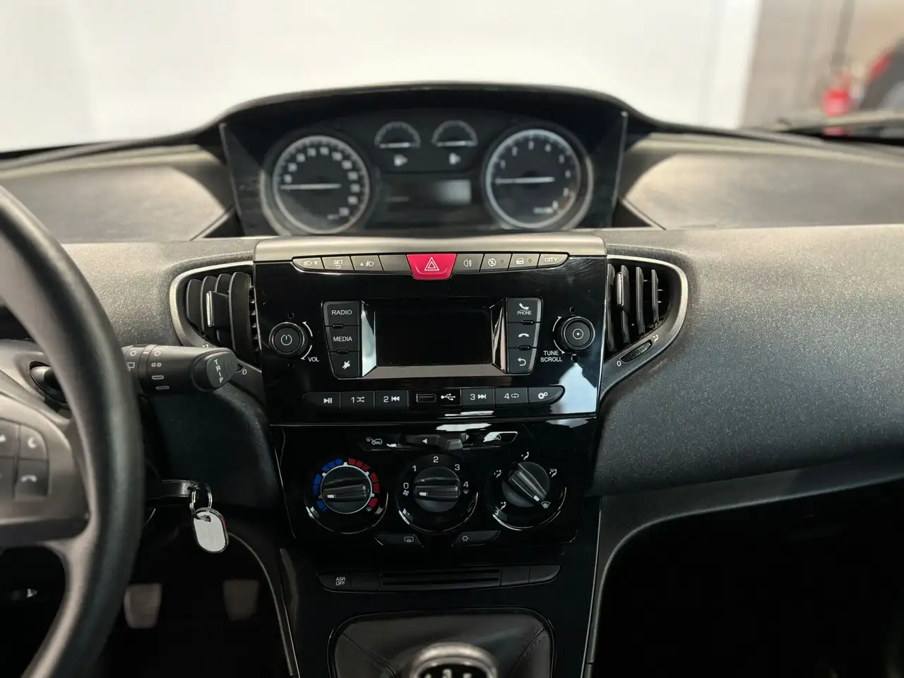 Lancia Ypsilon 2022 — фото 12