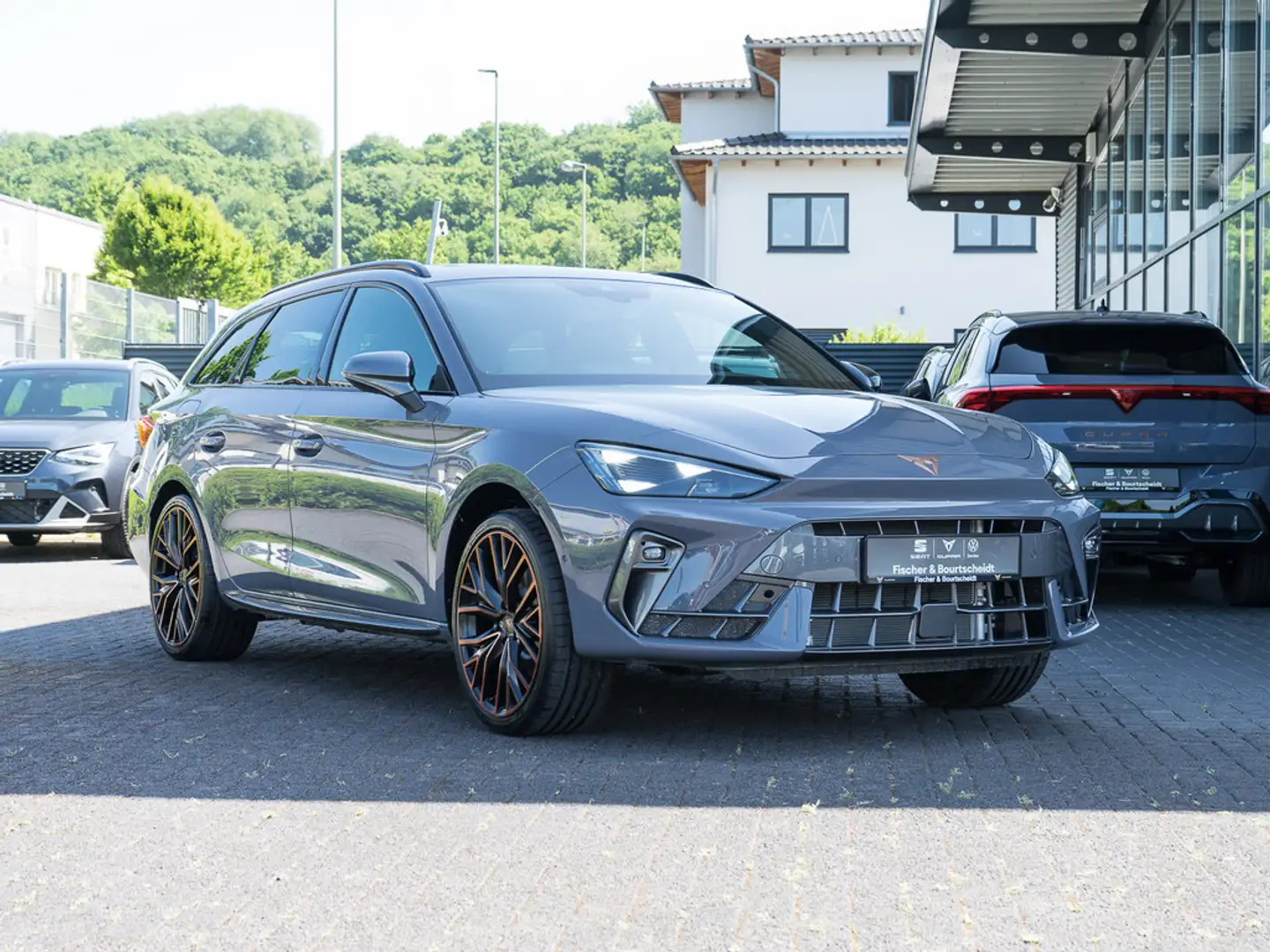 CUPRA Leon Sportstourer 1.5 e-Hybrid 200 kW VZ PANO Grau - 2