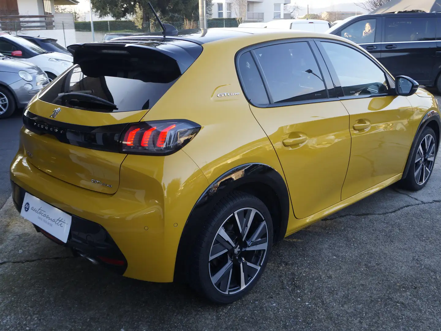 Peugeot 208 1.2  GT Line TETTO CAMBIO AUTOMATICO 130CV Giallo - 2