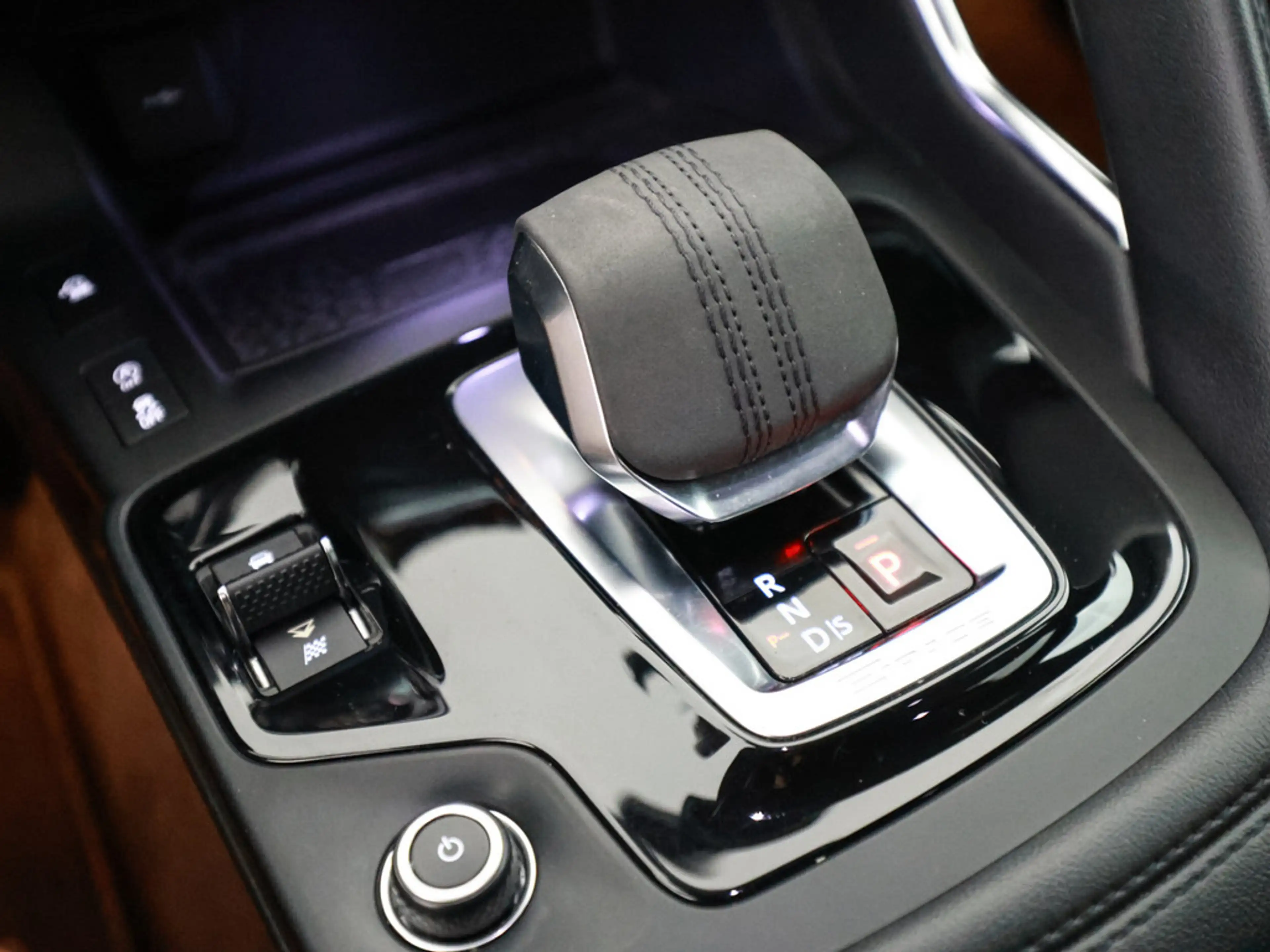 Jaguar E-Pace 2.0D AWD — photo 12