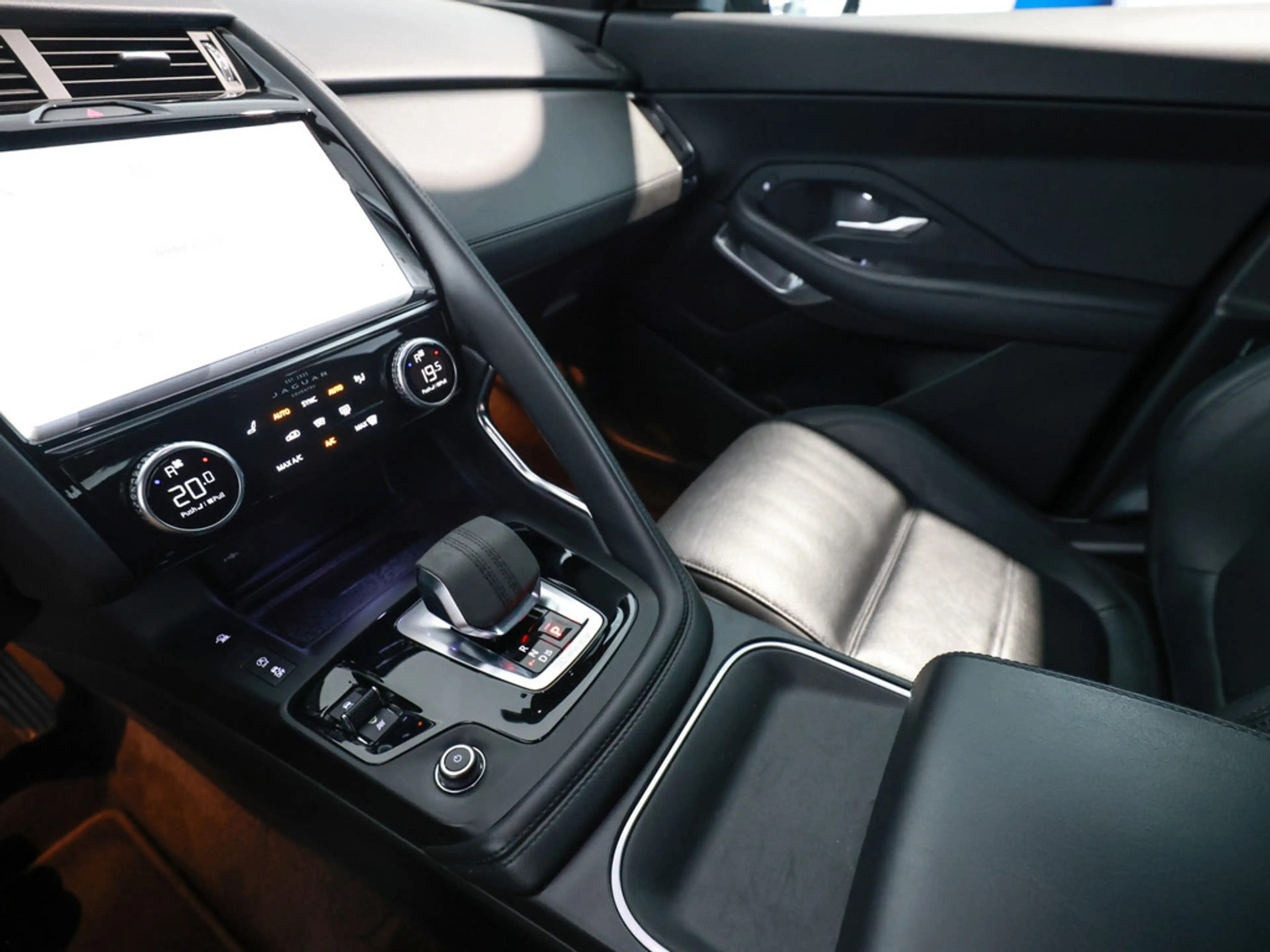 Jaguar E-Pace 2.0D AWD — photo 13