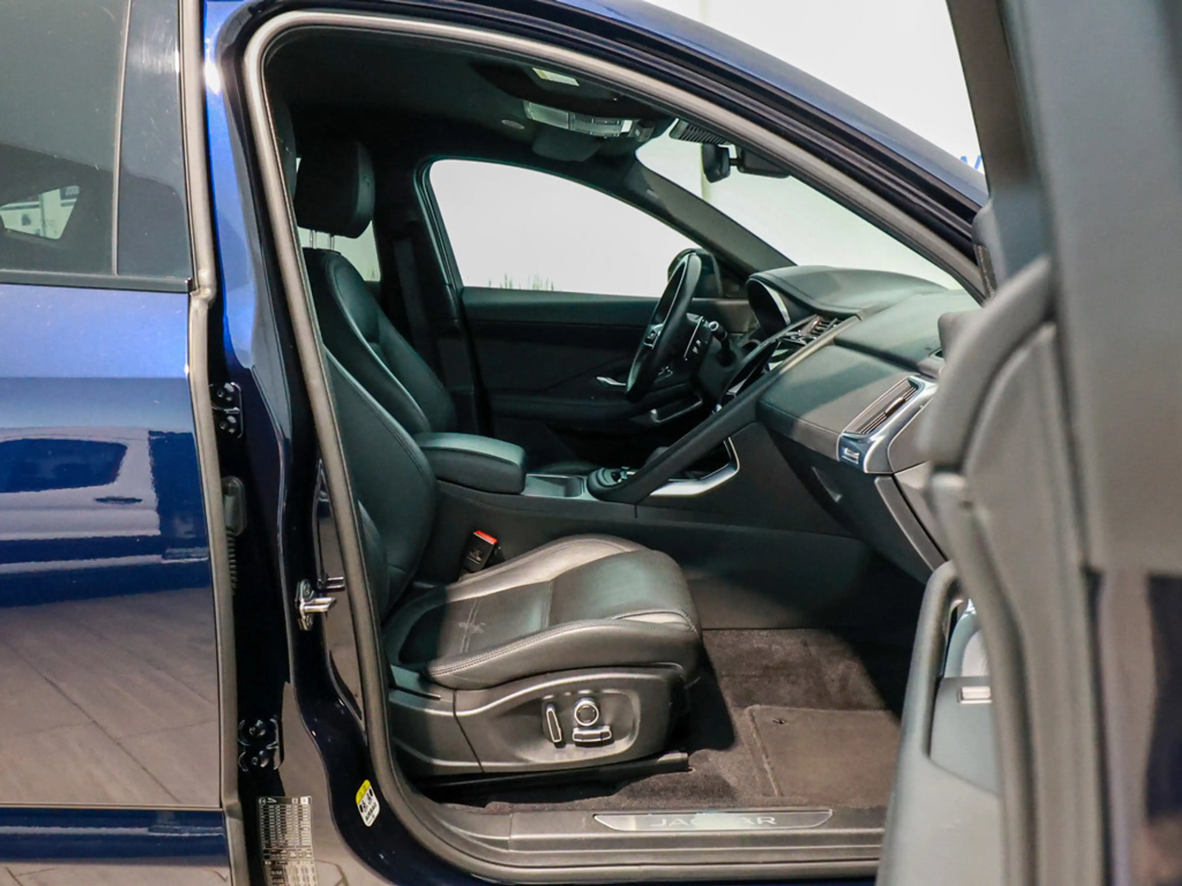 Jaguar E-Pace 2.0D AWD — photo 2