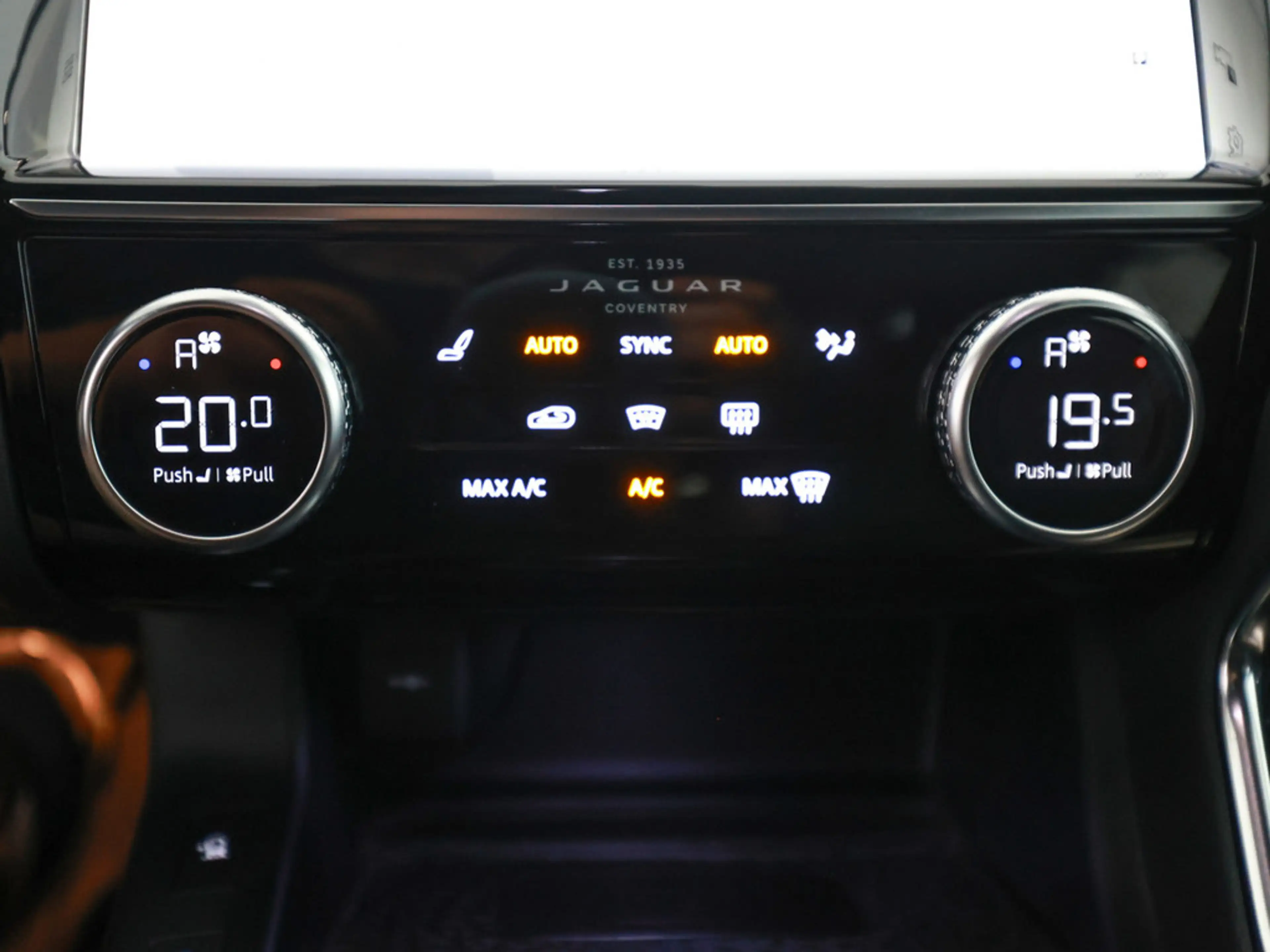 Jaguar E-Pace 2.0D AWD — photo 11