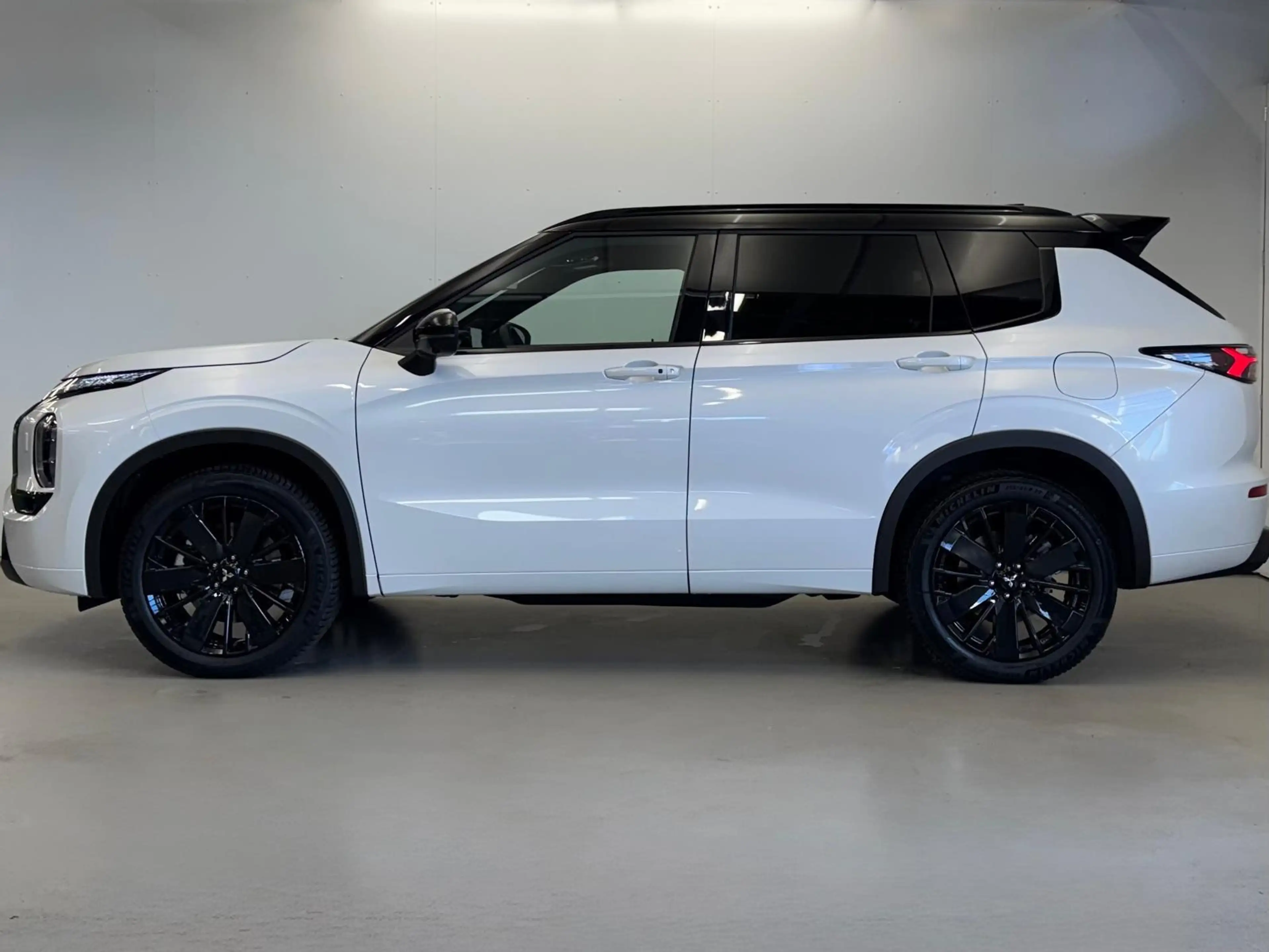 Mitsubishi Outlander 2.4 PHEV Instyle+ Black Edition | Actieprijs | Uni — photo 3