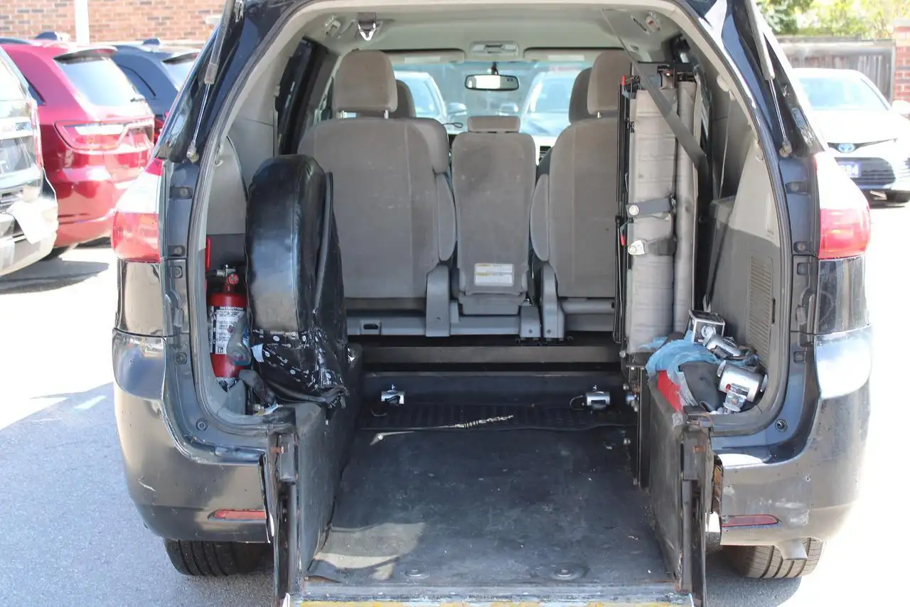 Toyota Sienna снимка Toyota Sienna