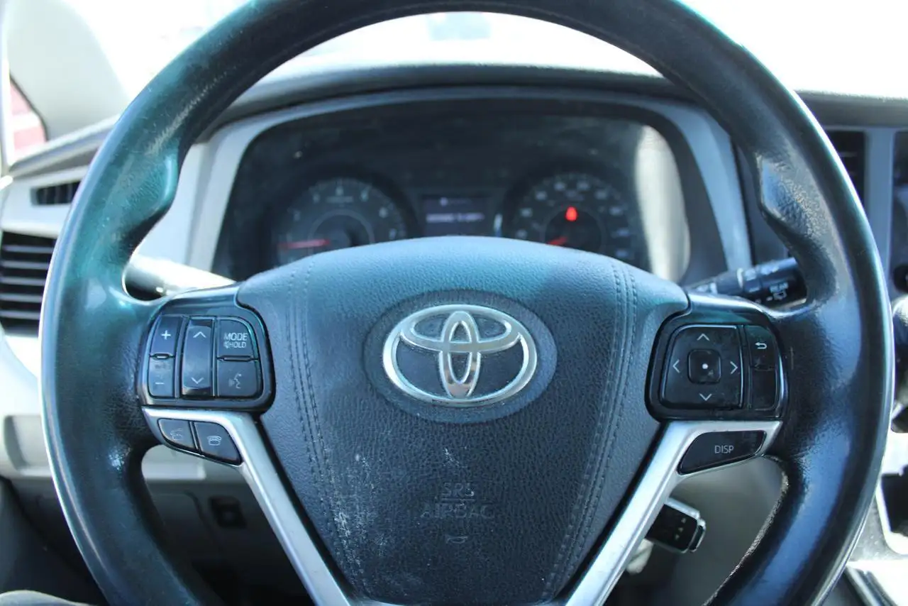 Toyota Sienna снимка Toyota Sienna