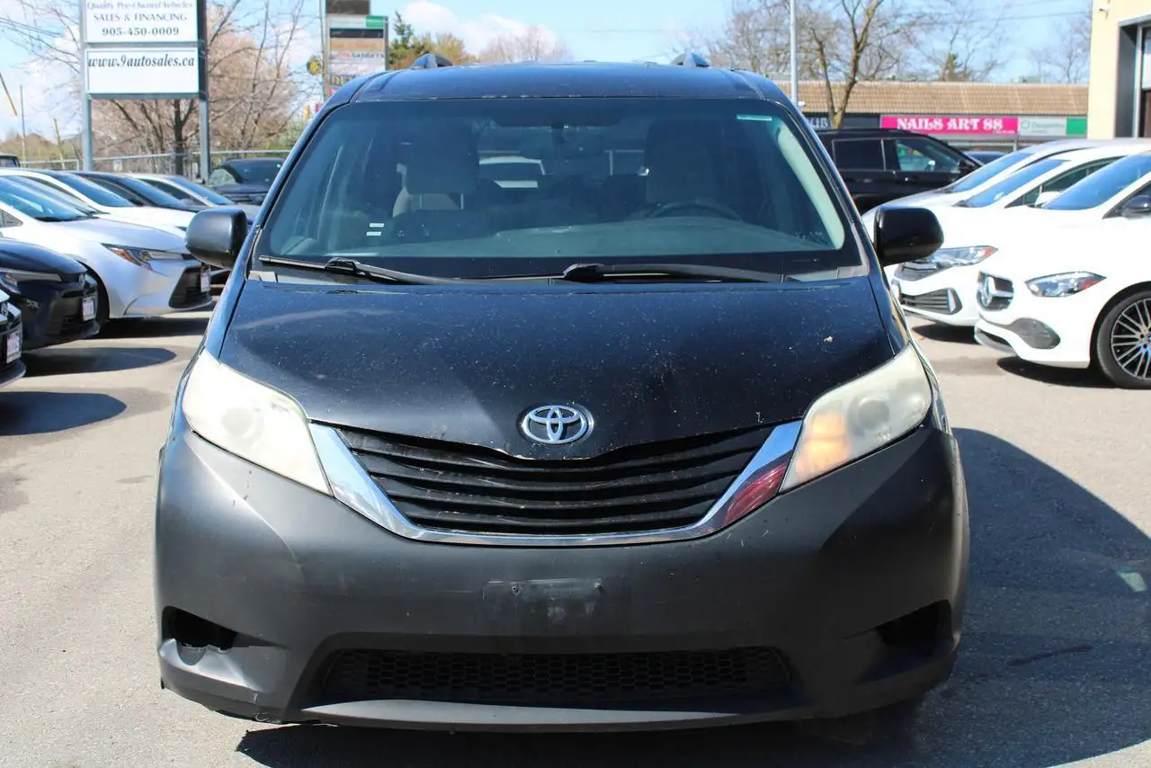 Toyota Sienna снимка Toyota Sienna