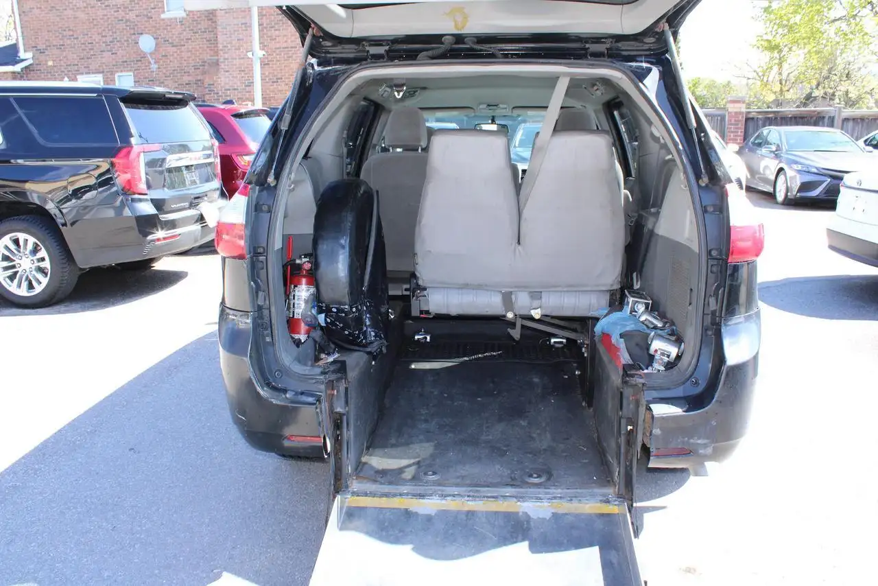 Toyota Sienna снимка Toyota Sienna