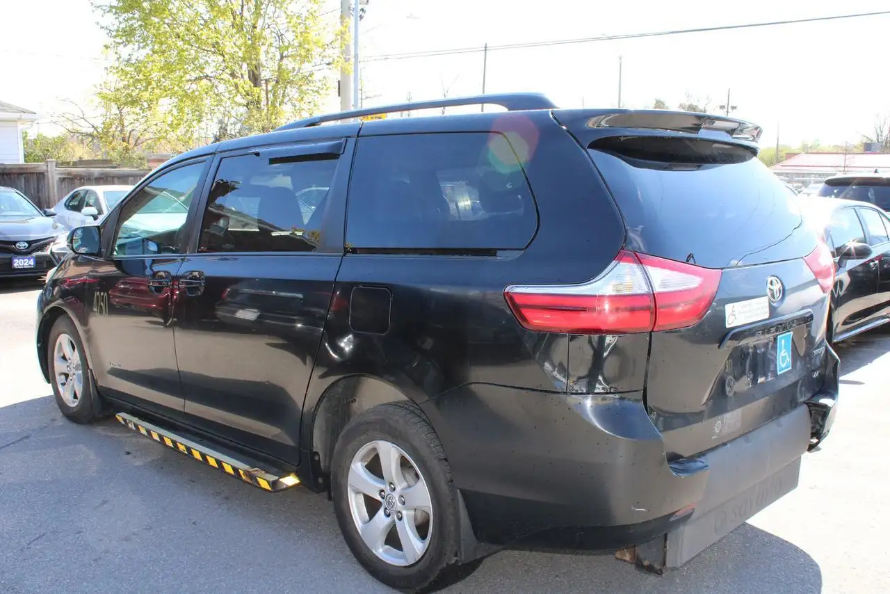 Toyota Sienna снимка Toyota Sienna