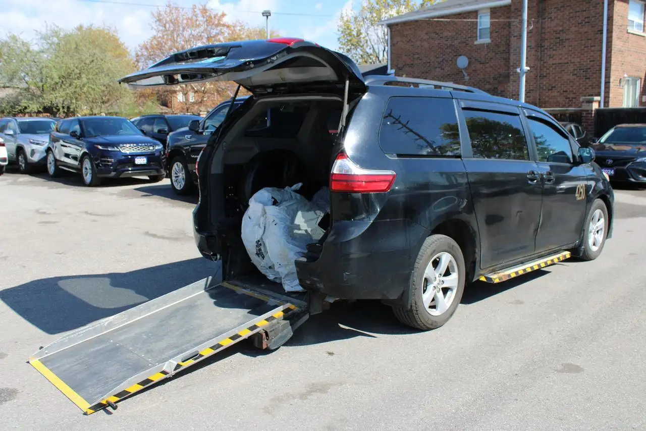 Toyota Sienna снимка Toyota Sienna