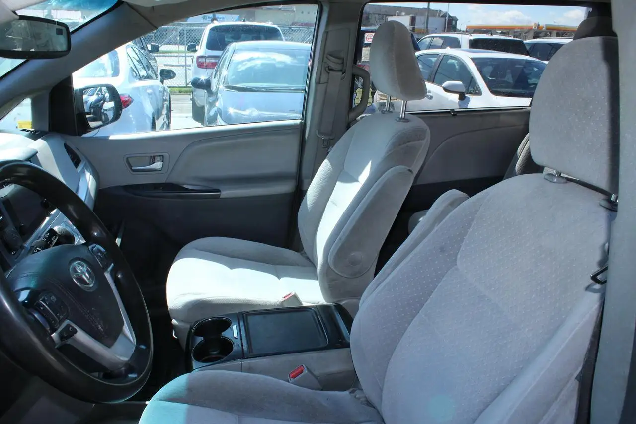 Toyota Sienna снимка Toyota Sienna