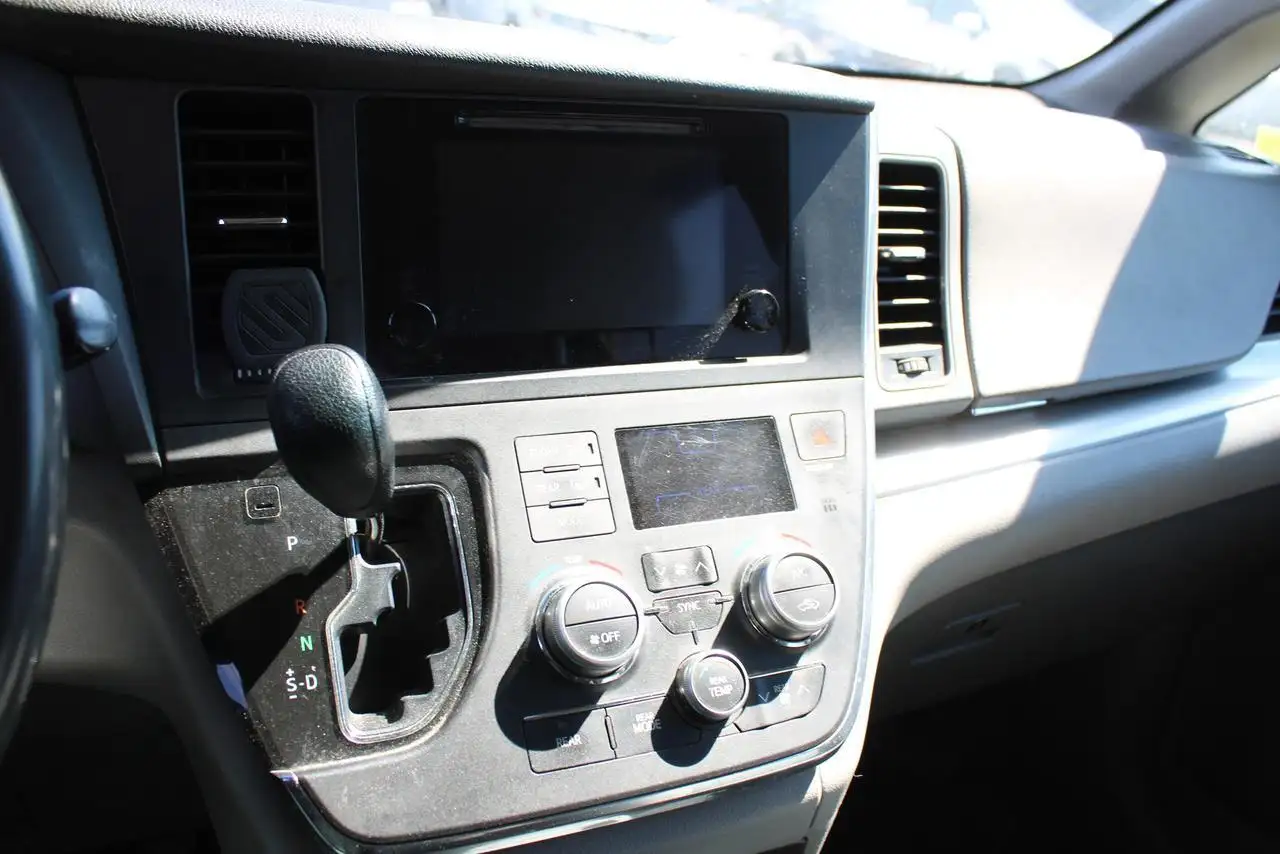 Toyota Sienna снимка Toyota Sienna
