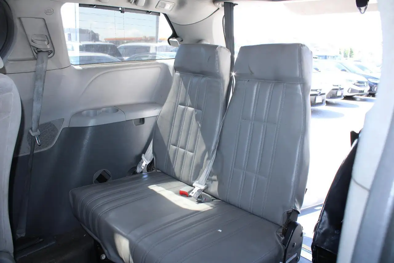 Toyota Sienna снимка Toyota Sienna
