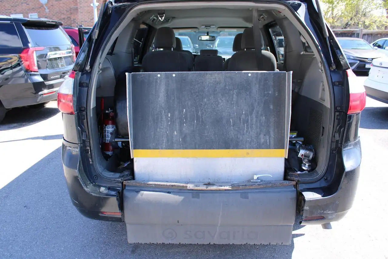 Toyota Sienna снимка Toyota Sienna