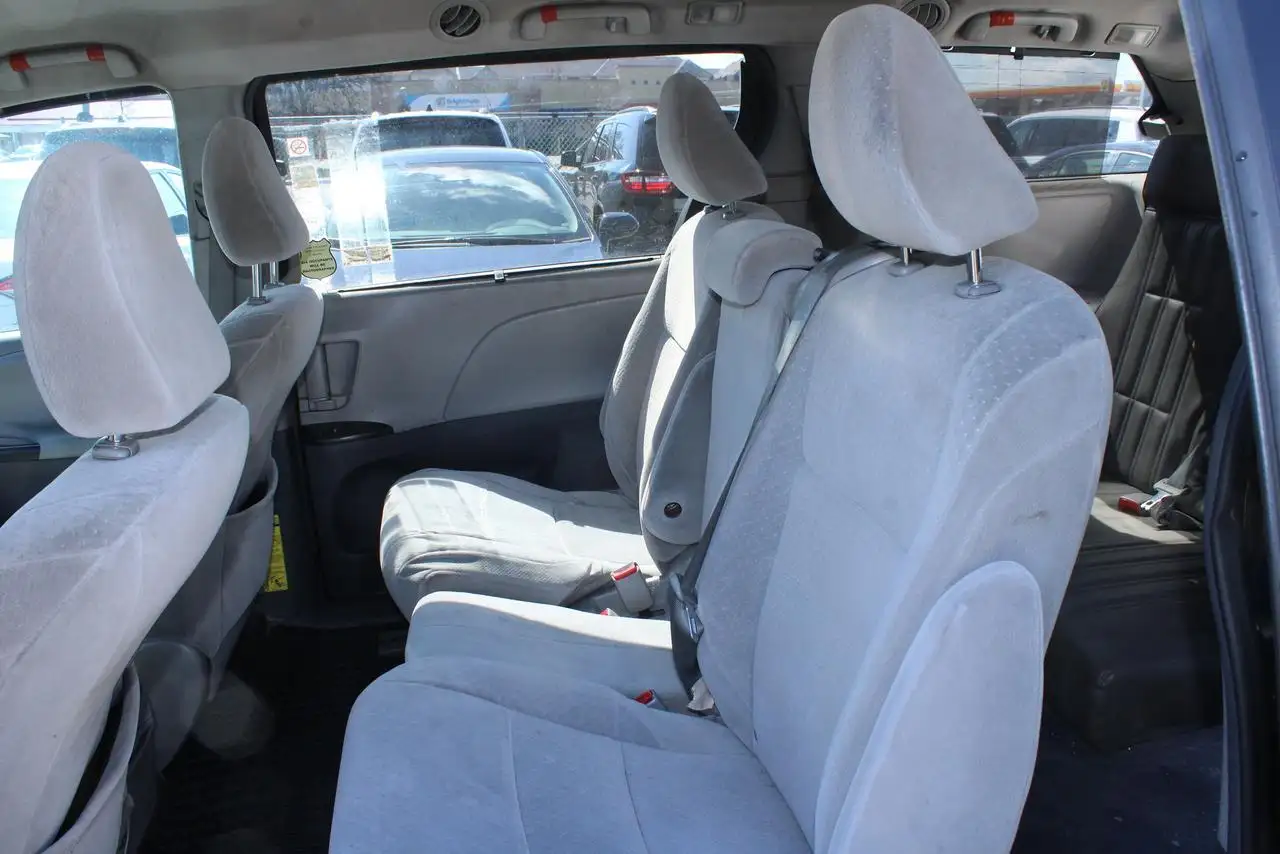Toyota Sienna снимка Toyota Sienna