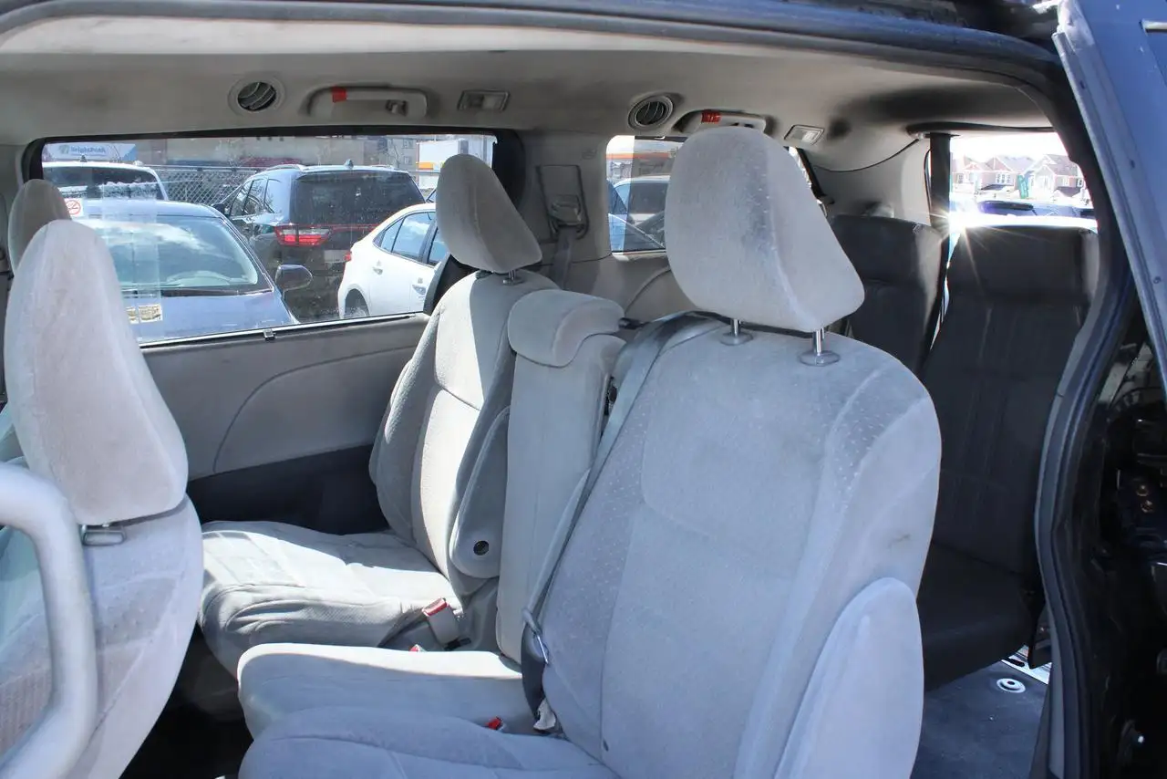 Toyota Sienna снимка Toyota Sienna