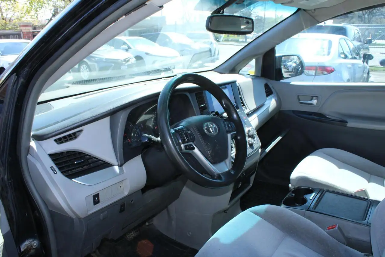 Toyota Sienna снимка Toyota Sienna
